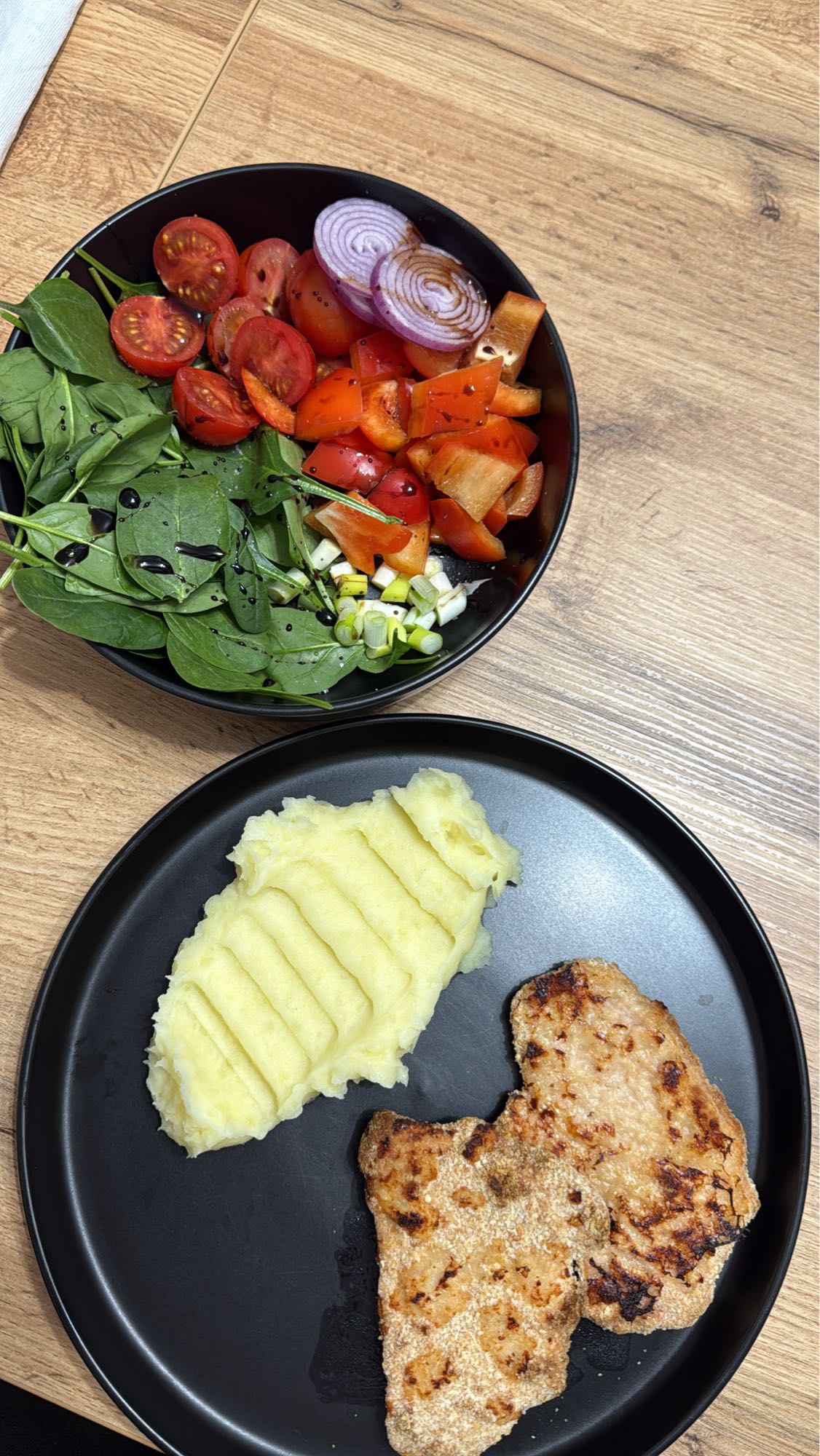 Piure cu carne și salată