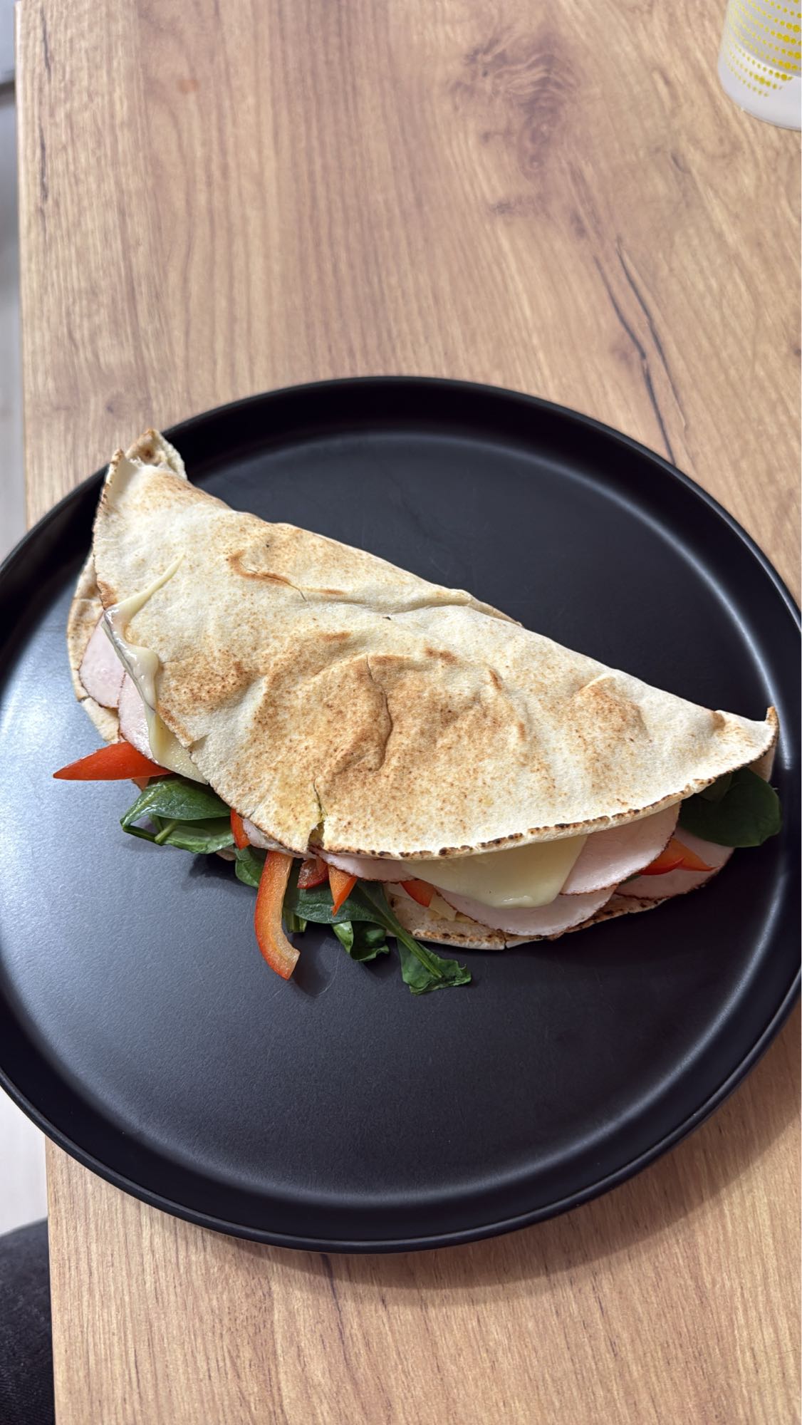 Wrap cu curcan și legume