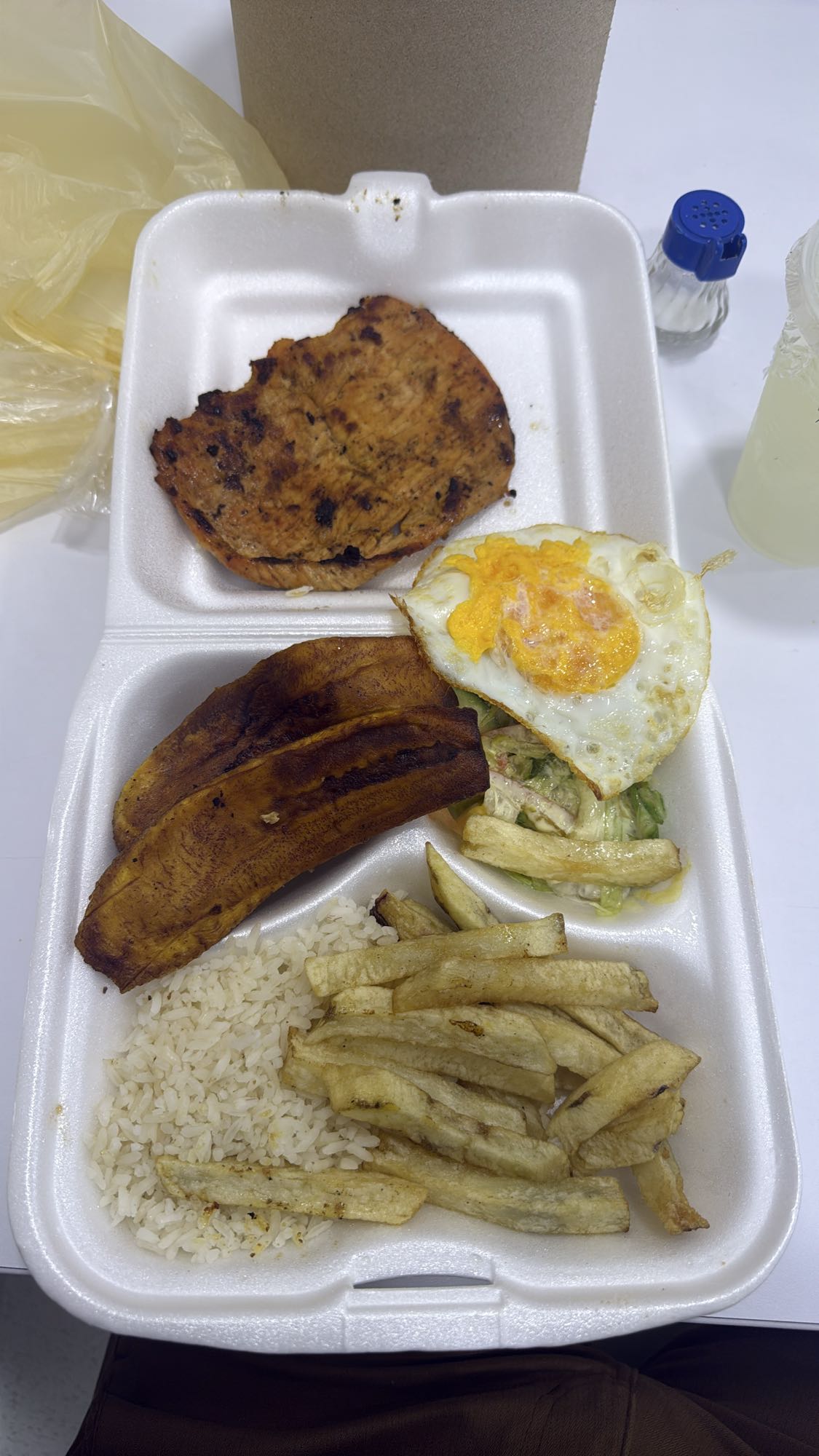 Almuerzo con pollo y plátano