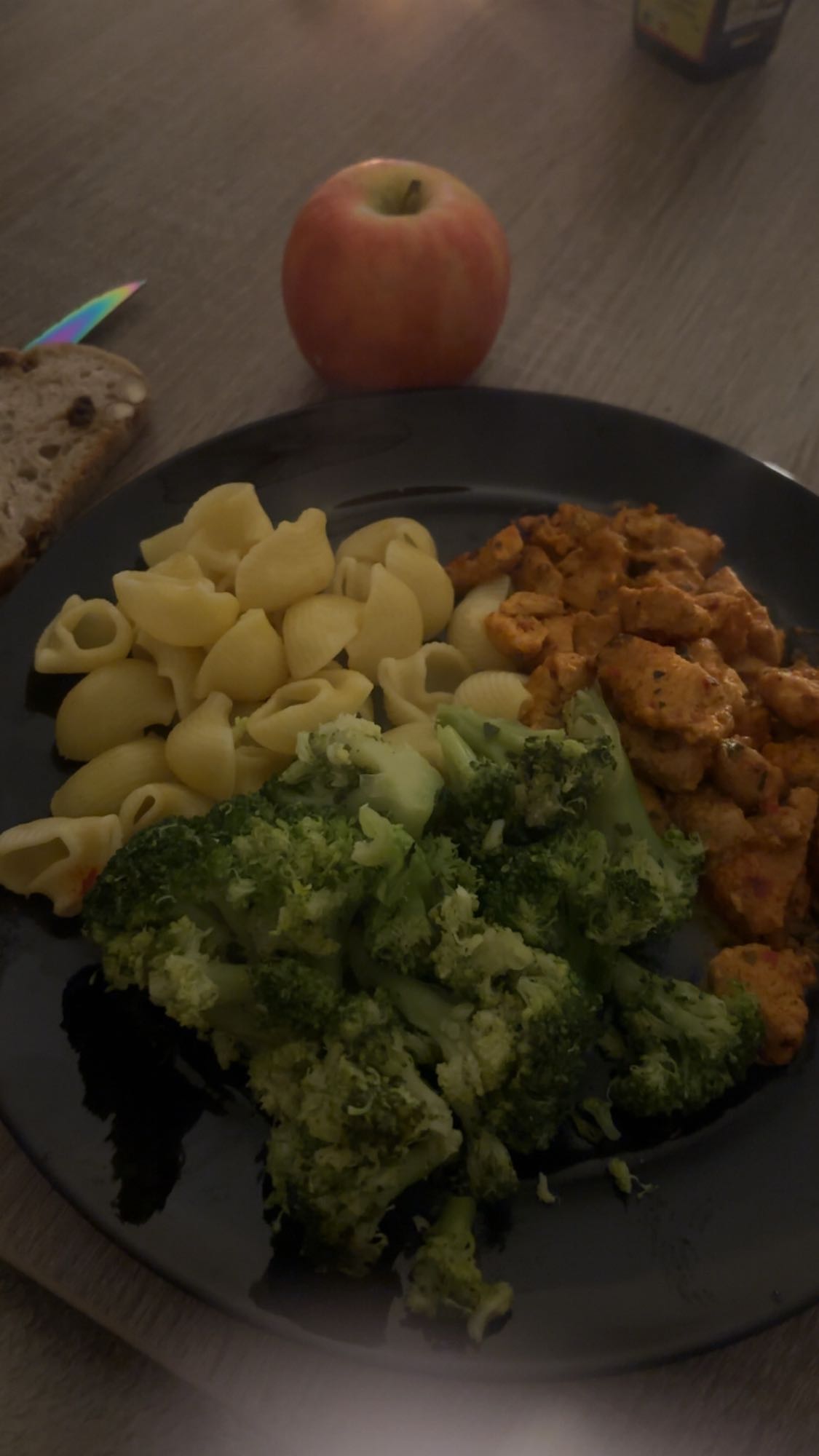 Poulet, pâtes, brocoli, pomme, whey, fruits rouges