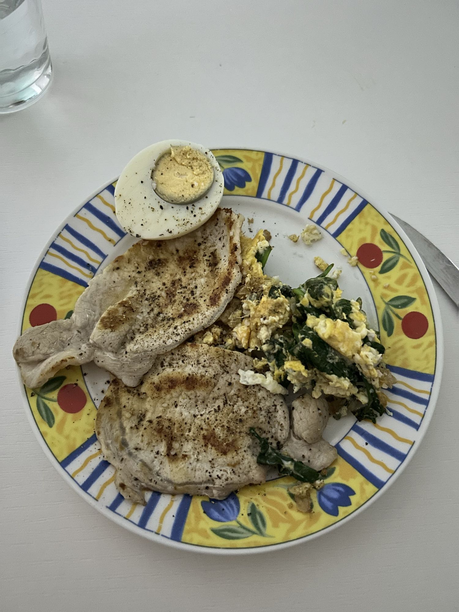 Plato con lomo, huevo cocido y espinaca con huevo