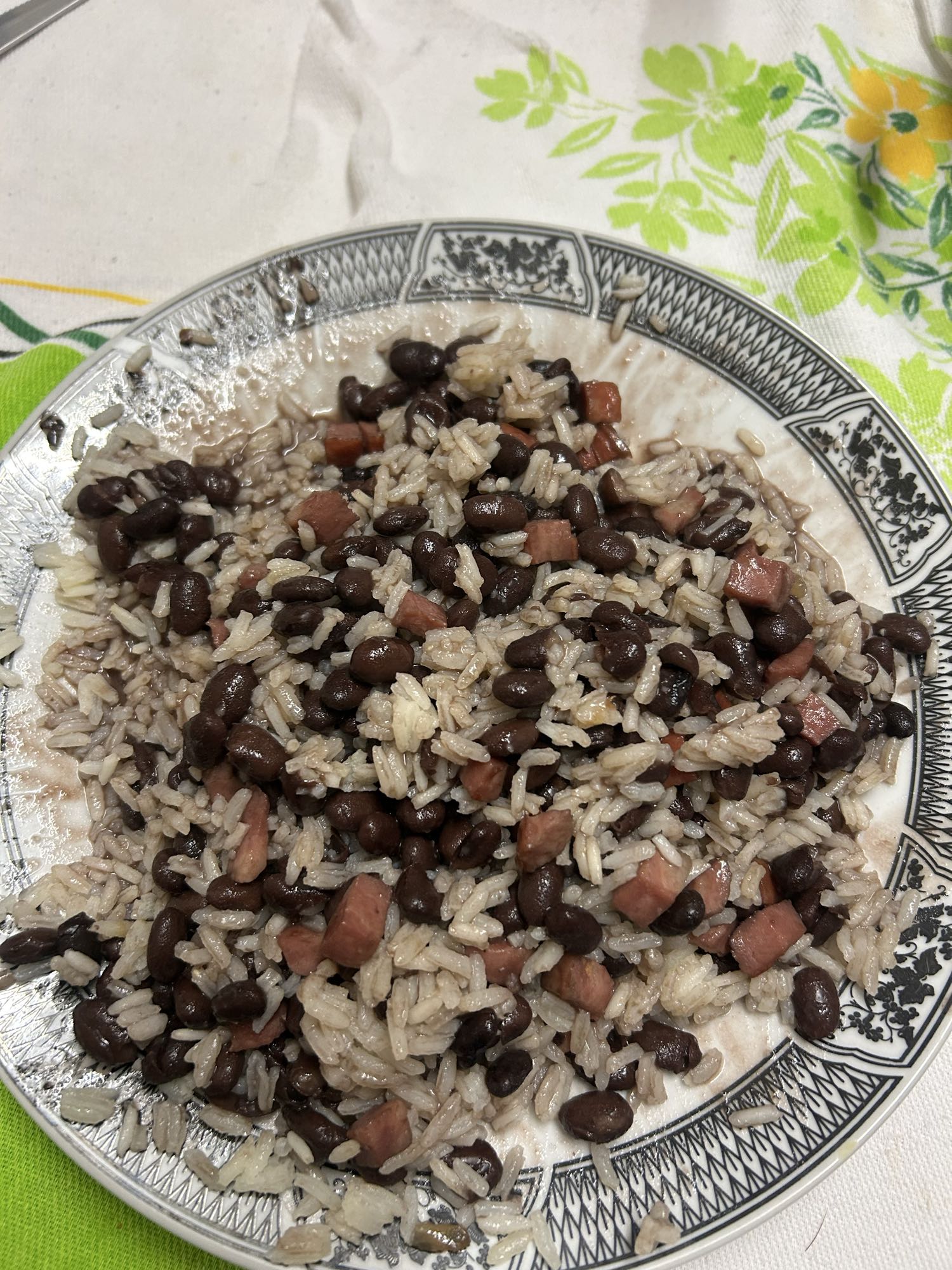 Arroz, feijão e salsicha