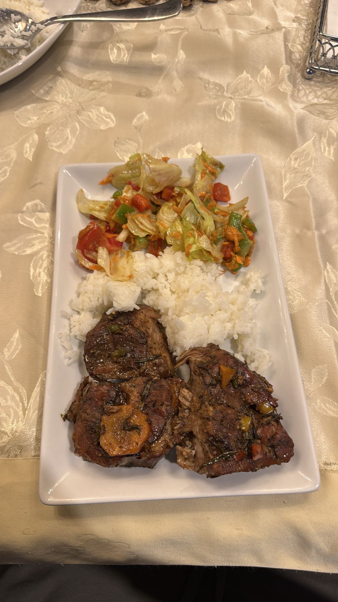 Bondiola al horno con arroz y ensalada