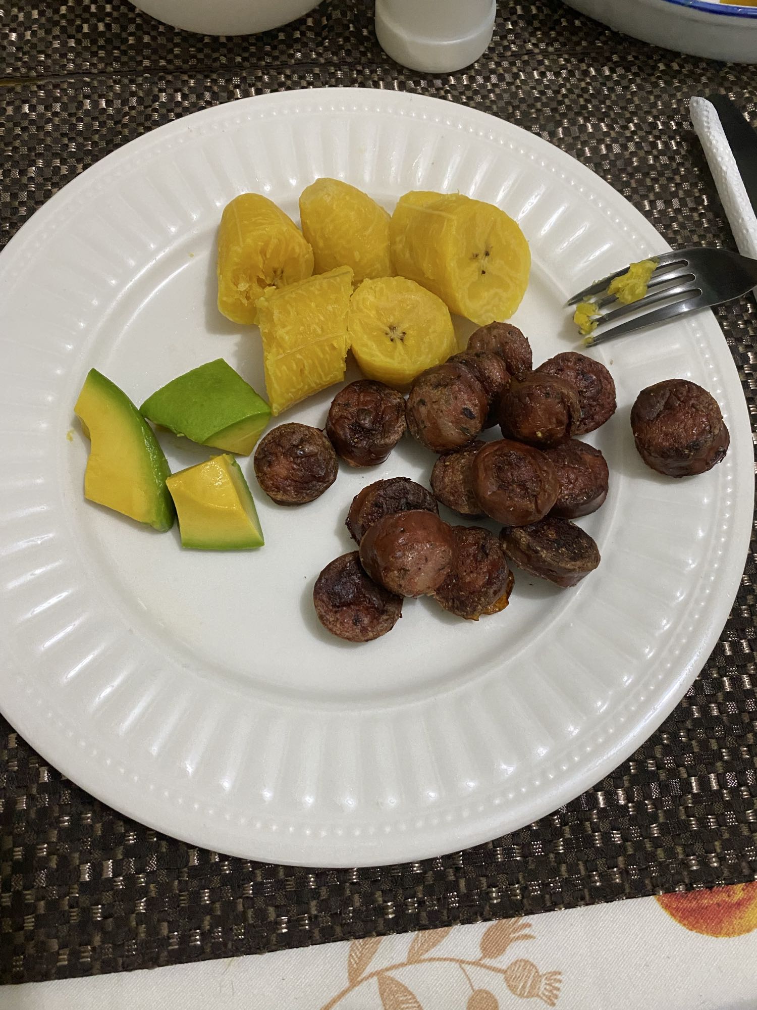 Plátano, chorizo y aguacate