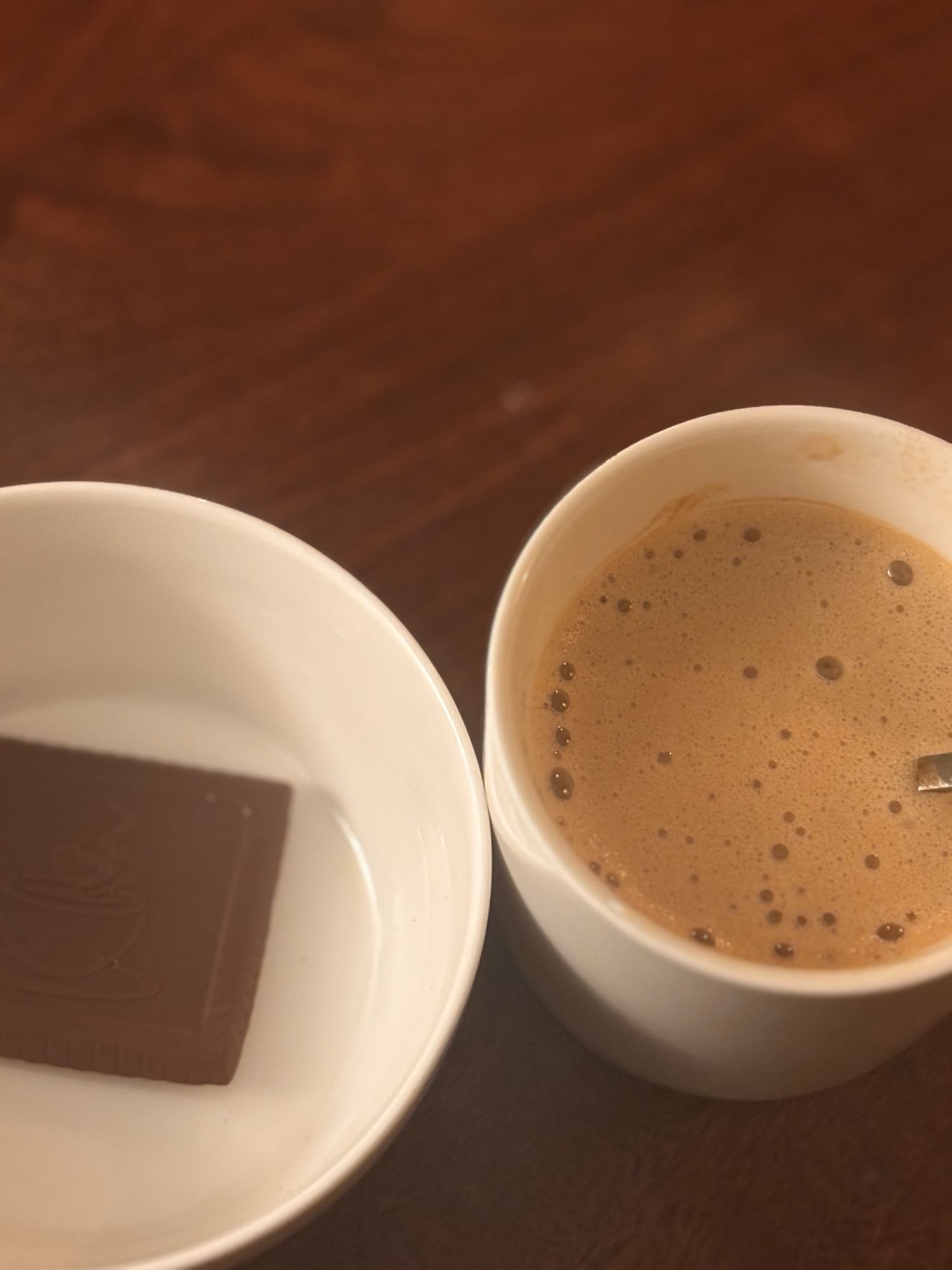 Kaffe med mörk choklad och lättmjölk