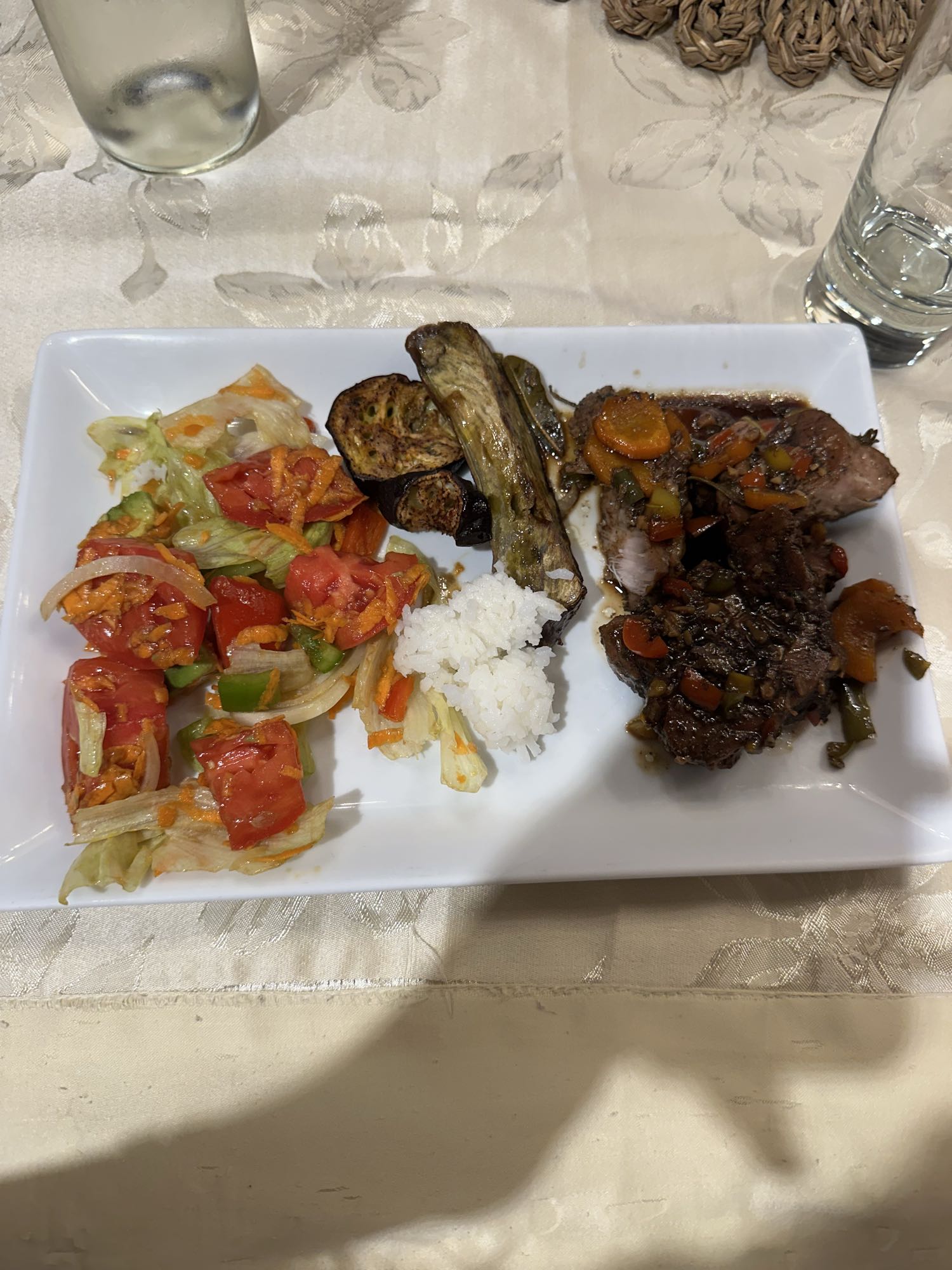 Carne con arroz y ensalada