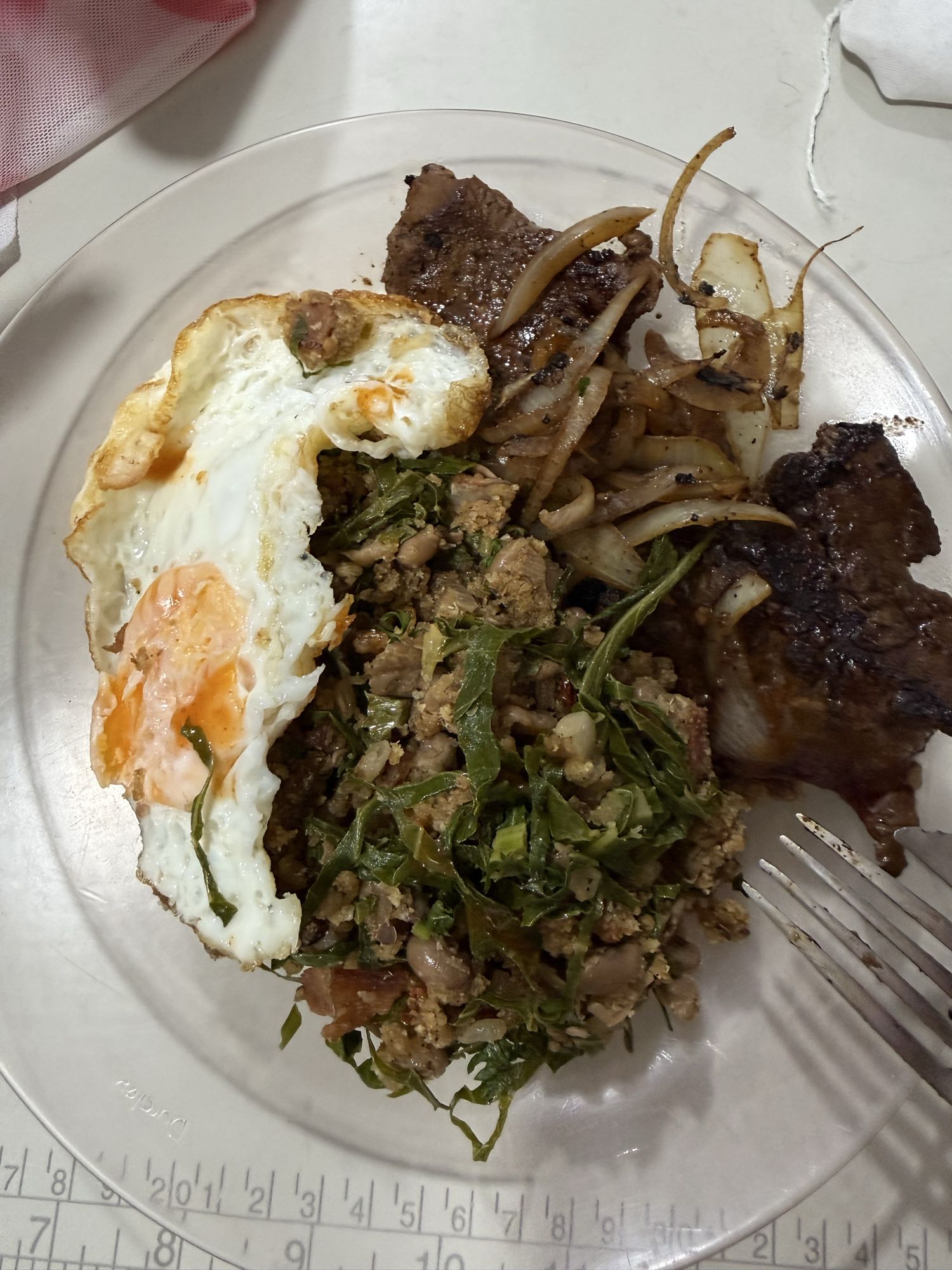 Bife com ovo e refogado