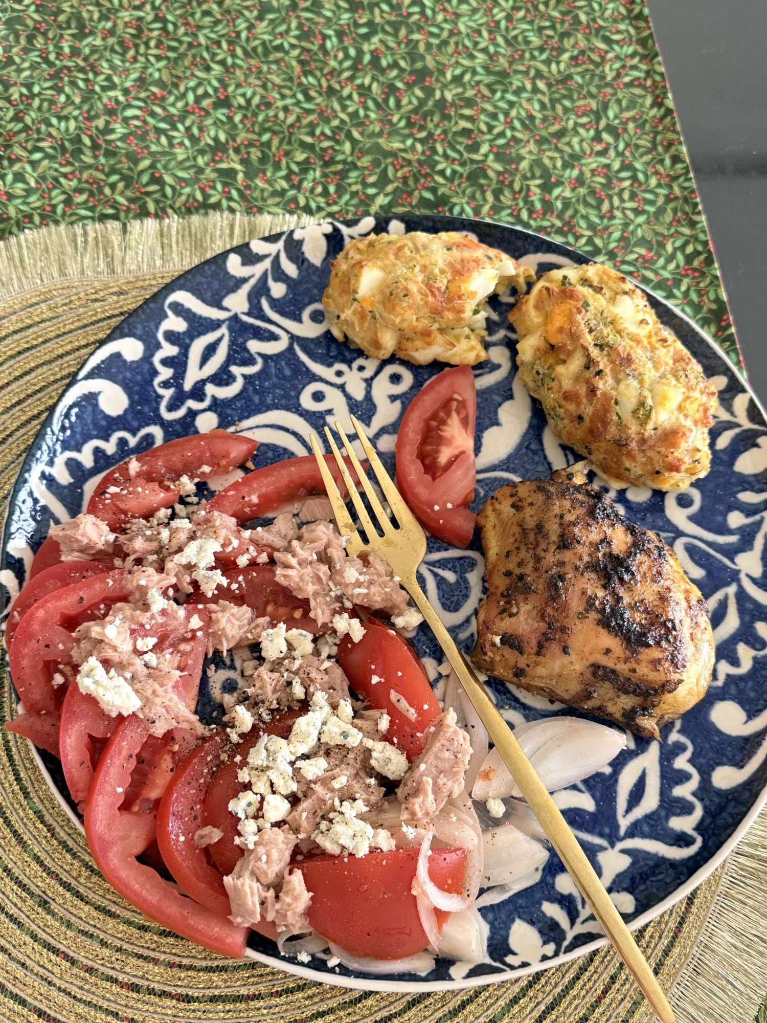 Курка з салатом і мафінами