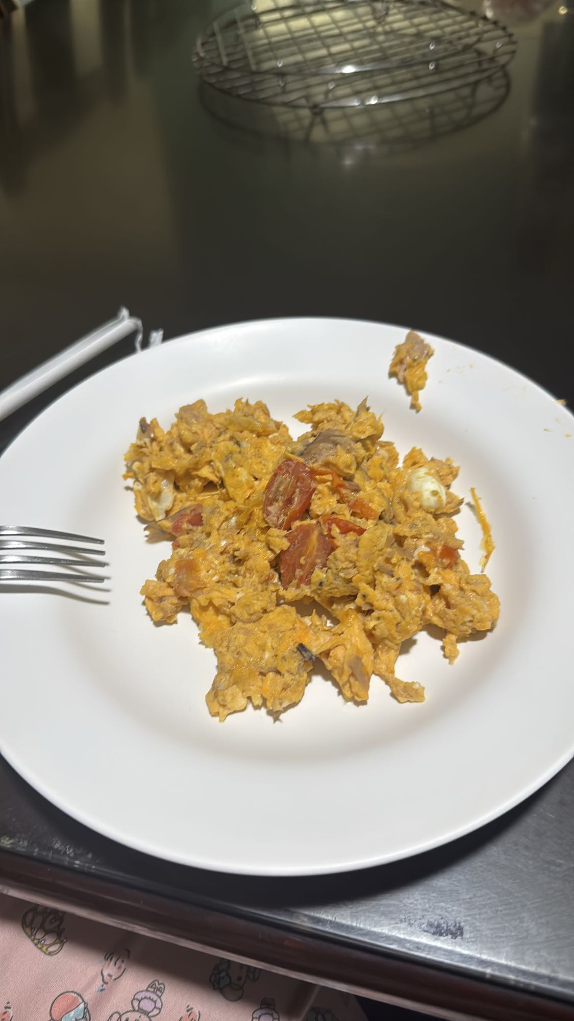 Scrambled eggs with cherry tomatoes, tuna and cottage cheese