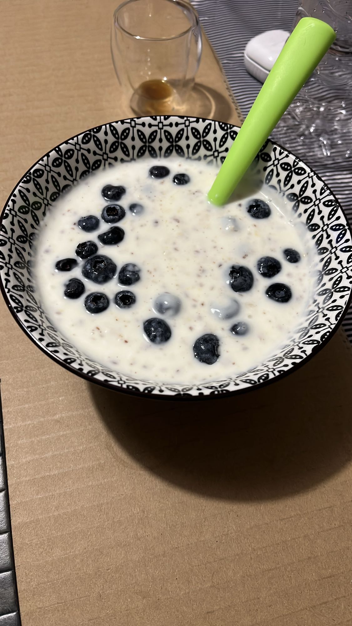 кисело мляко с боровинки