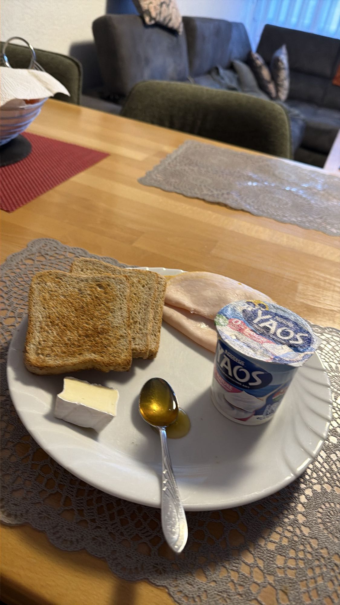 Frühstück mit Toast und Joghurt