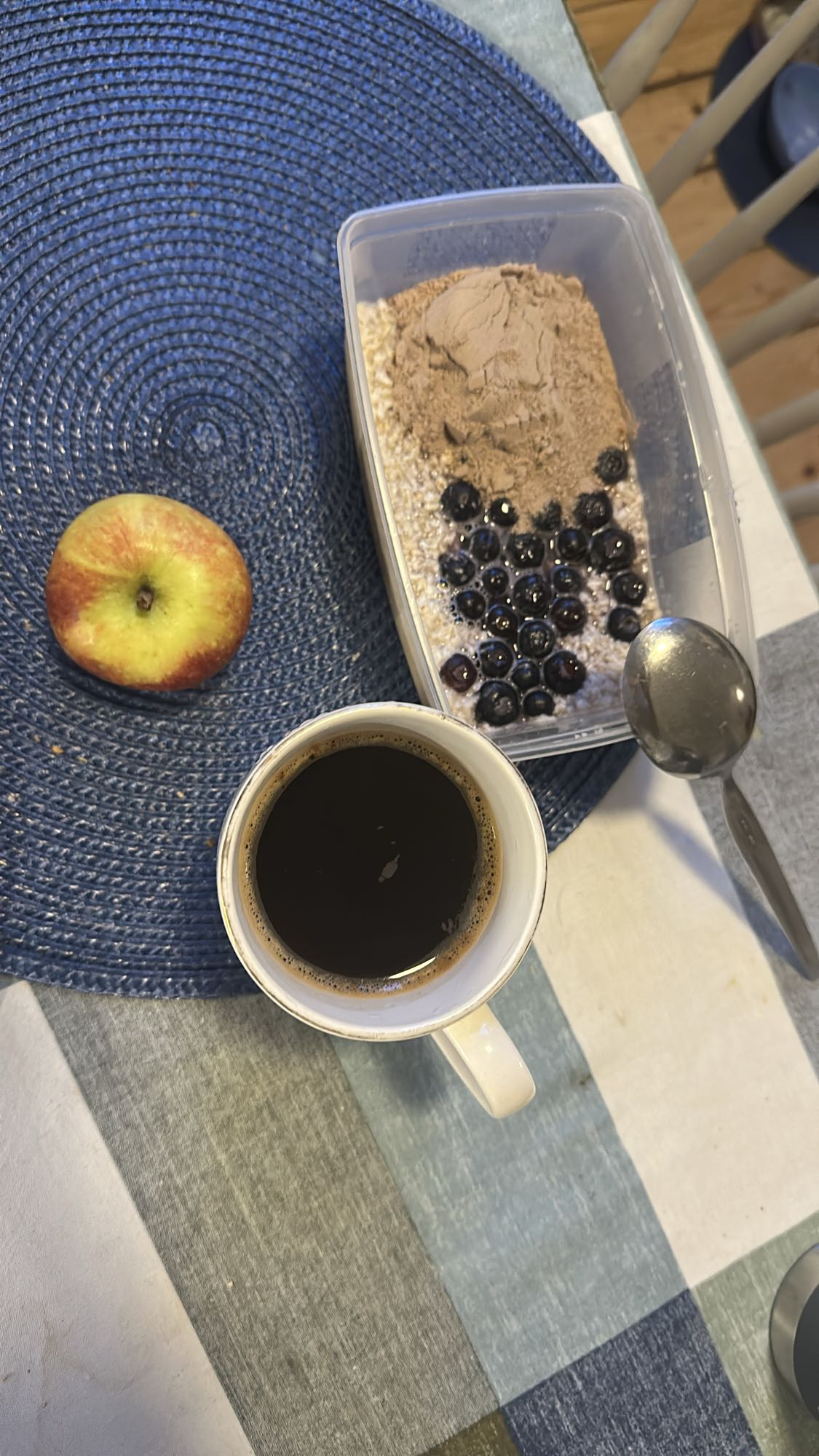 Havregrynsfrukost med kaffe