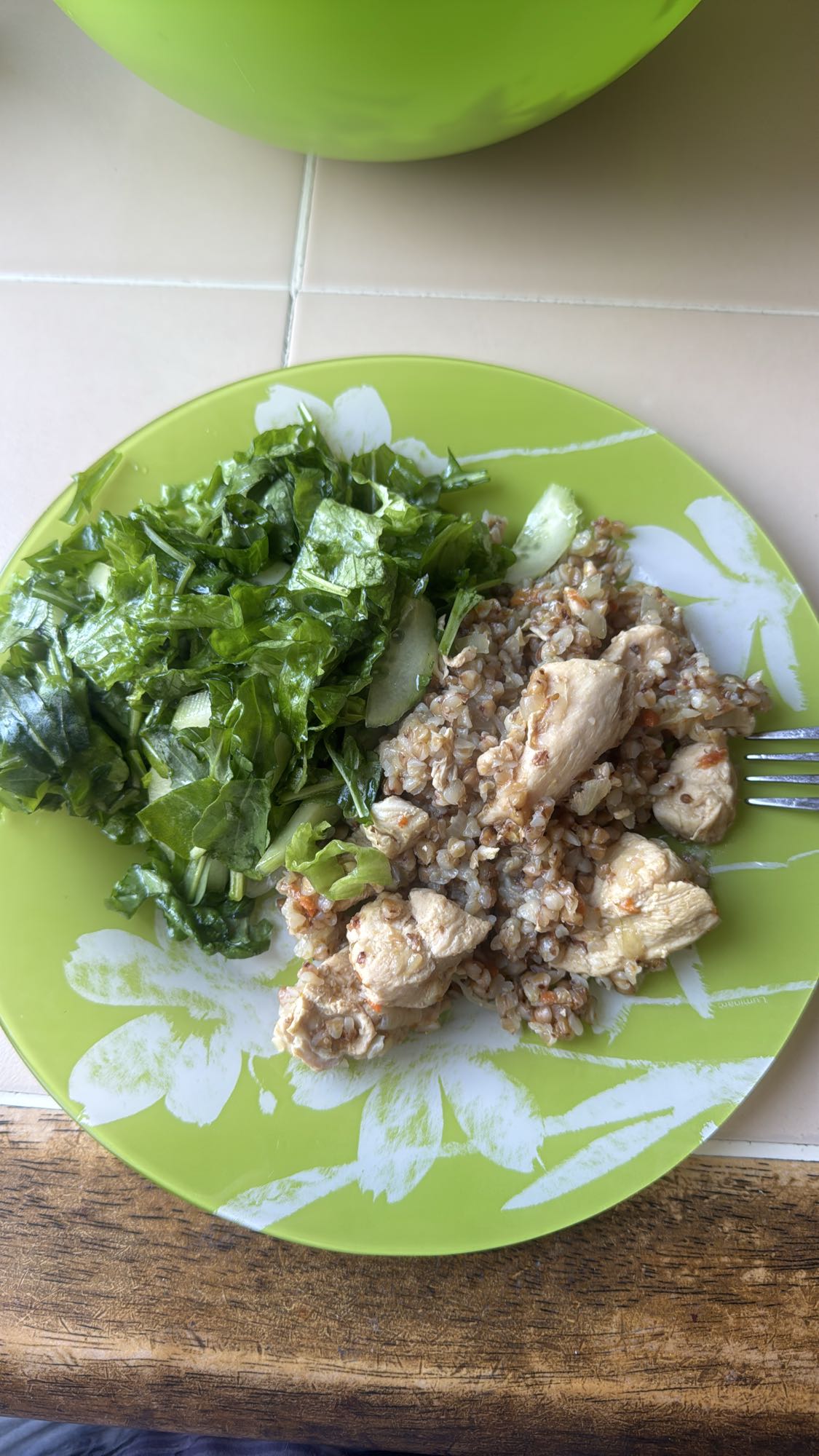 гречка с курицей и салатом