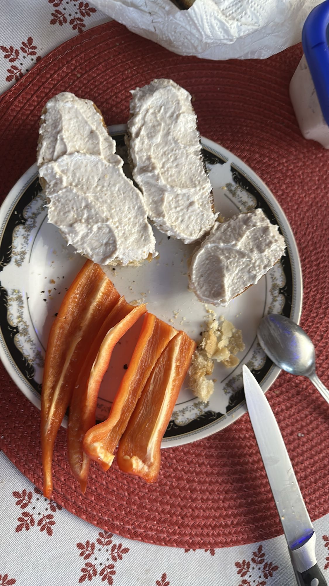 Pâine cu pastă și ardei