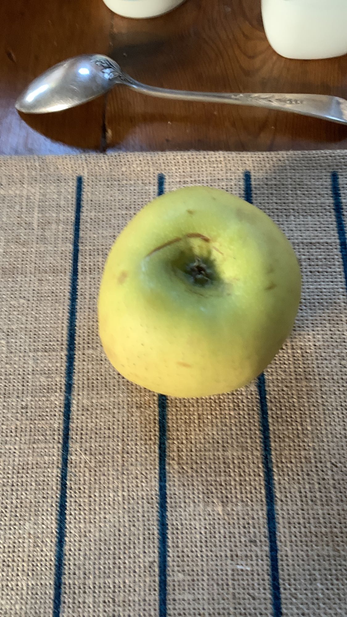 Pomme jaune entière