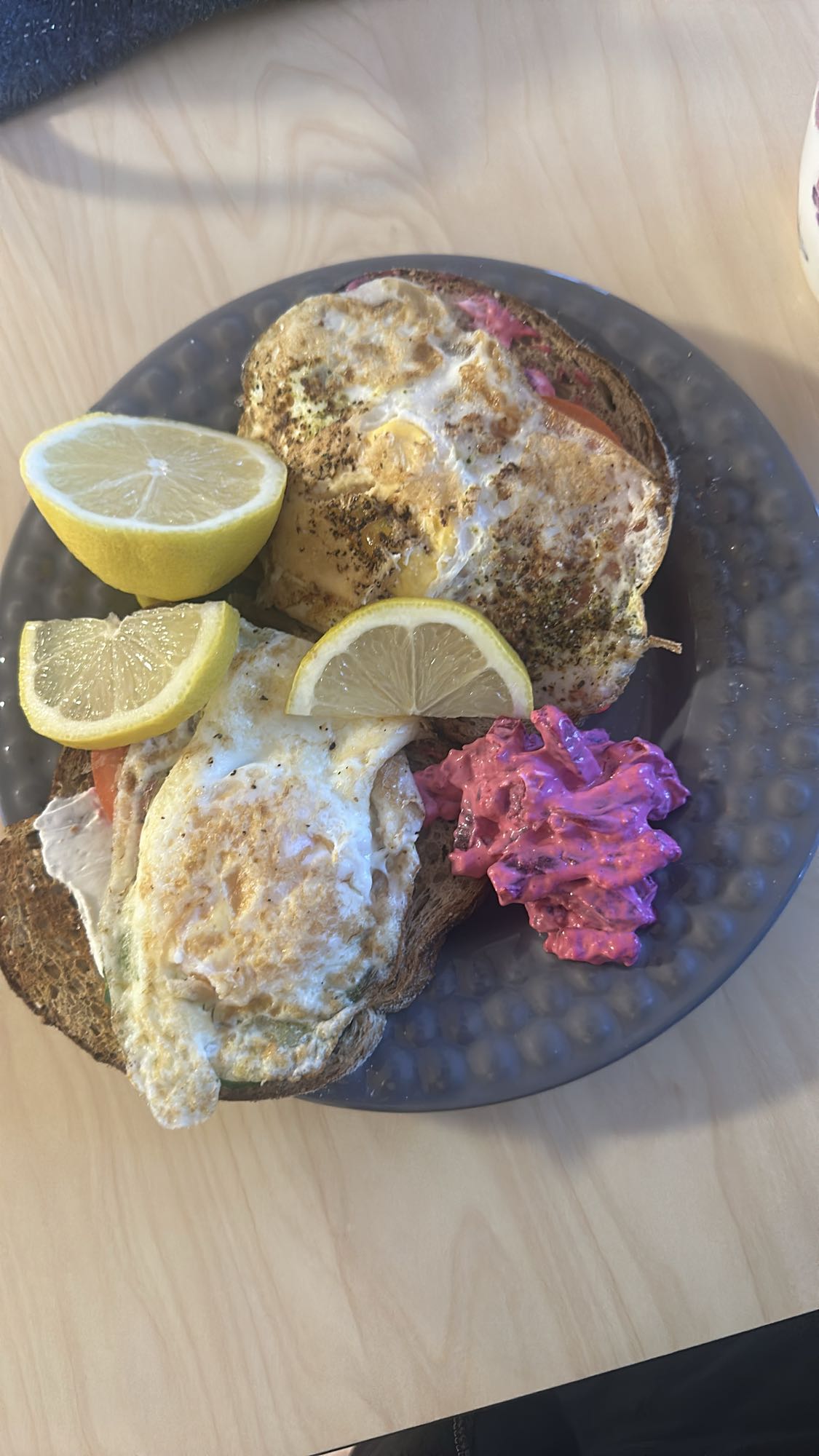 Äggmacka med rödbetssallad