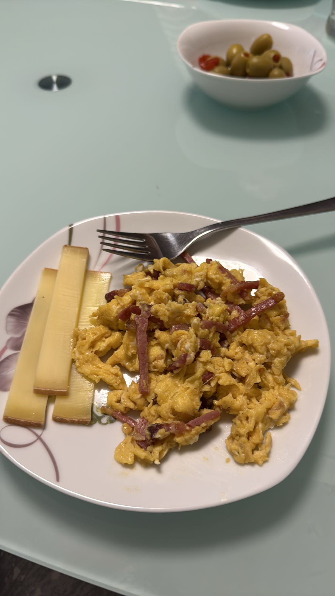 Rührei mit Käse & Salami