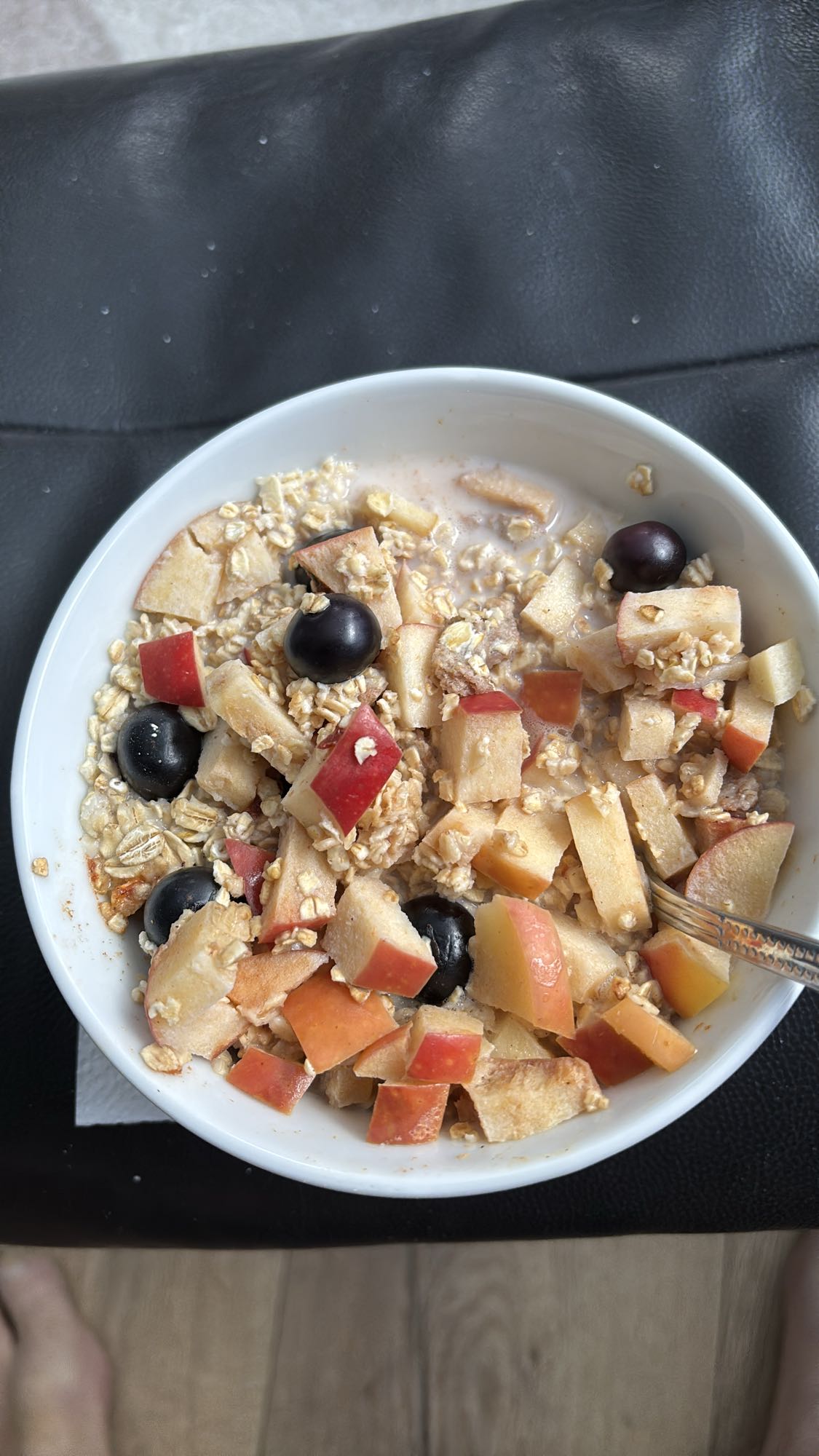 Havregrøt med eple og druer