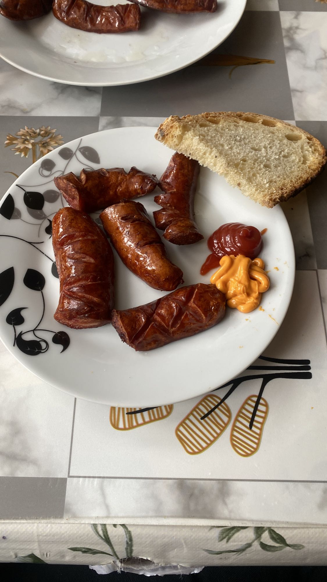 Kiełbasa z chlebem i sosami