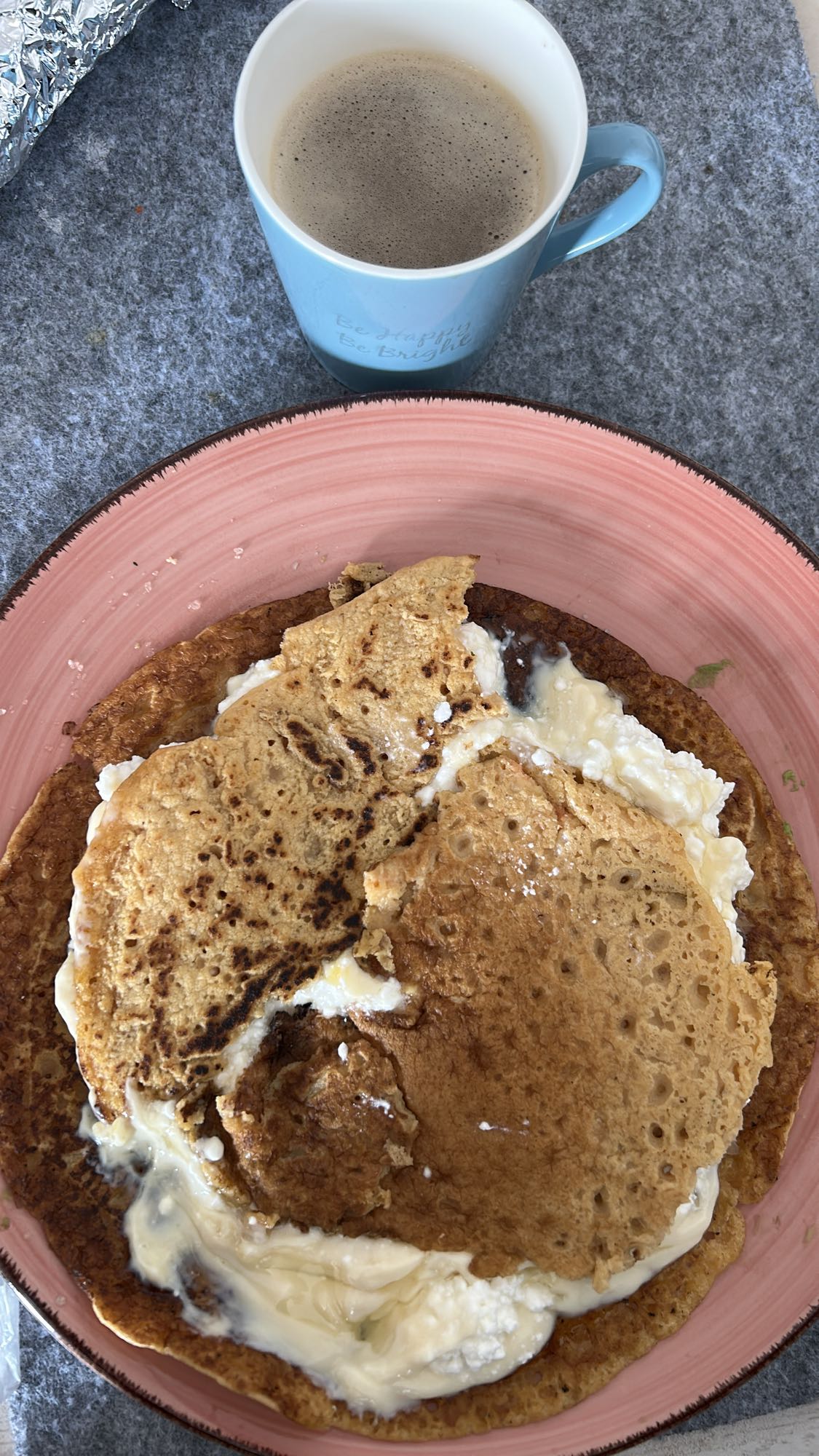 Crepas con queso y café