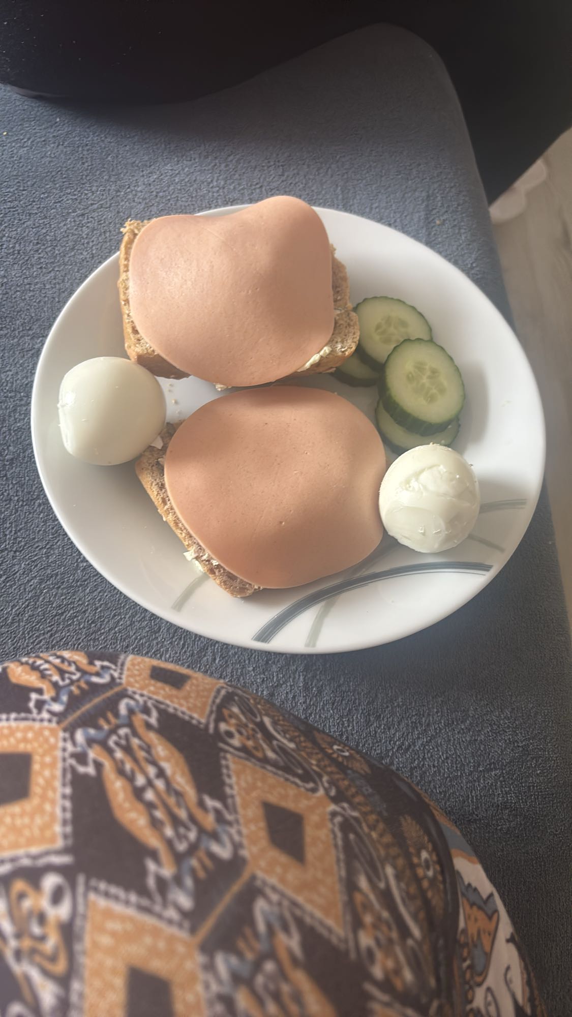 Ontbijt met kipfilet en ei