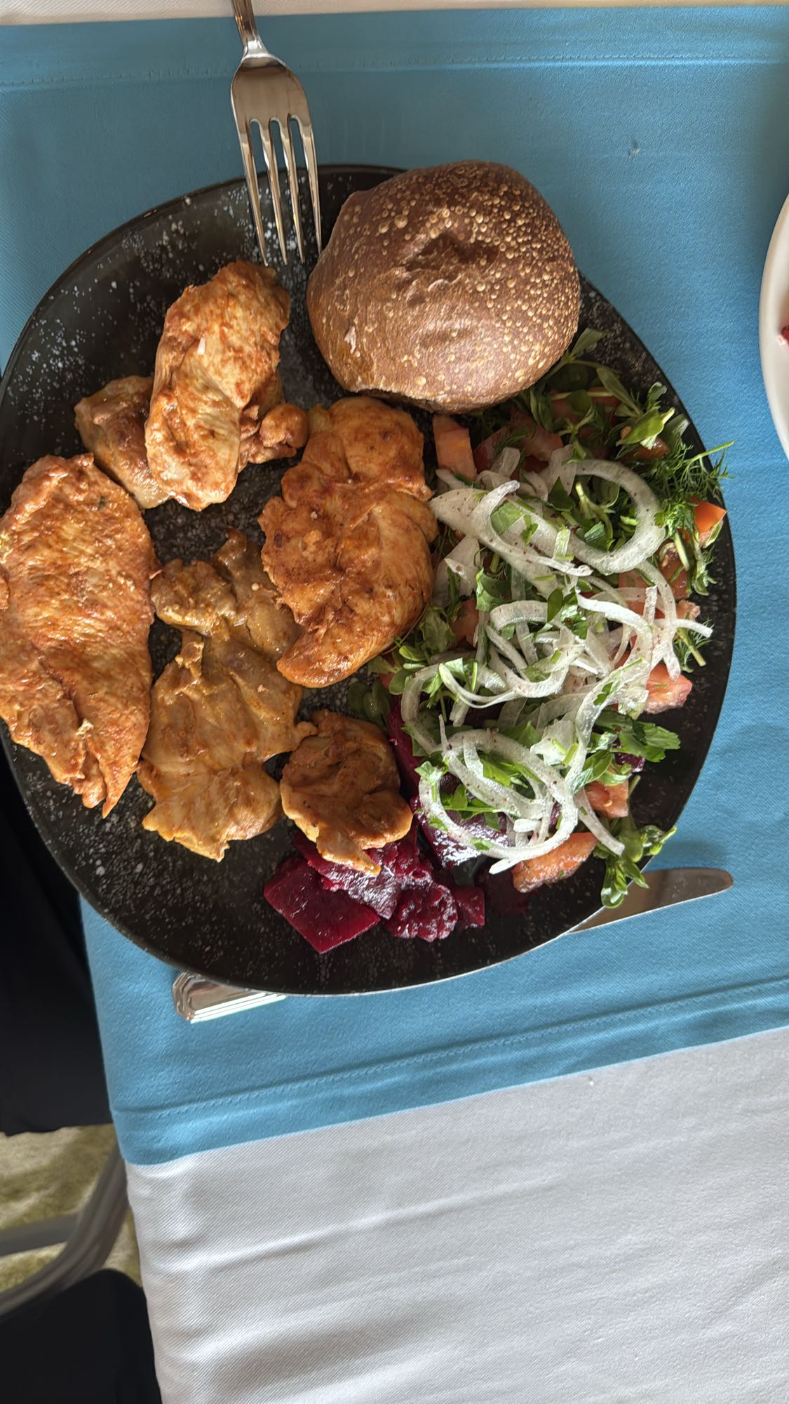 Курица с салатом и булочкой