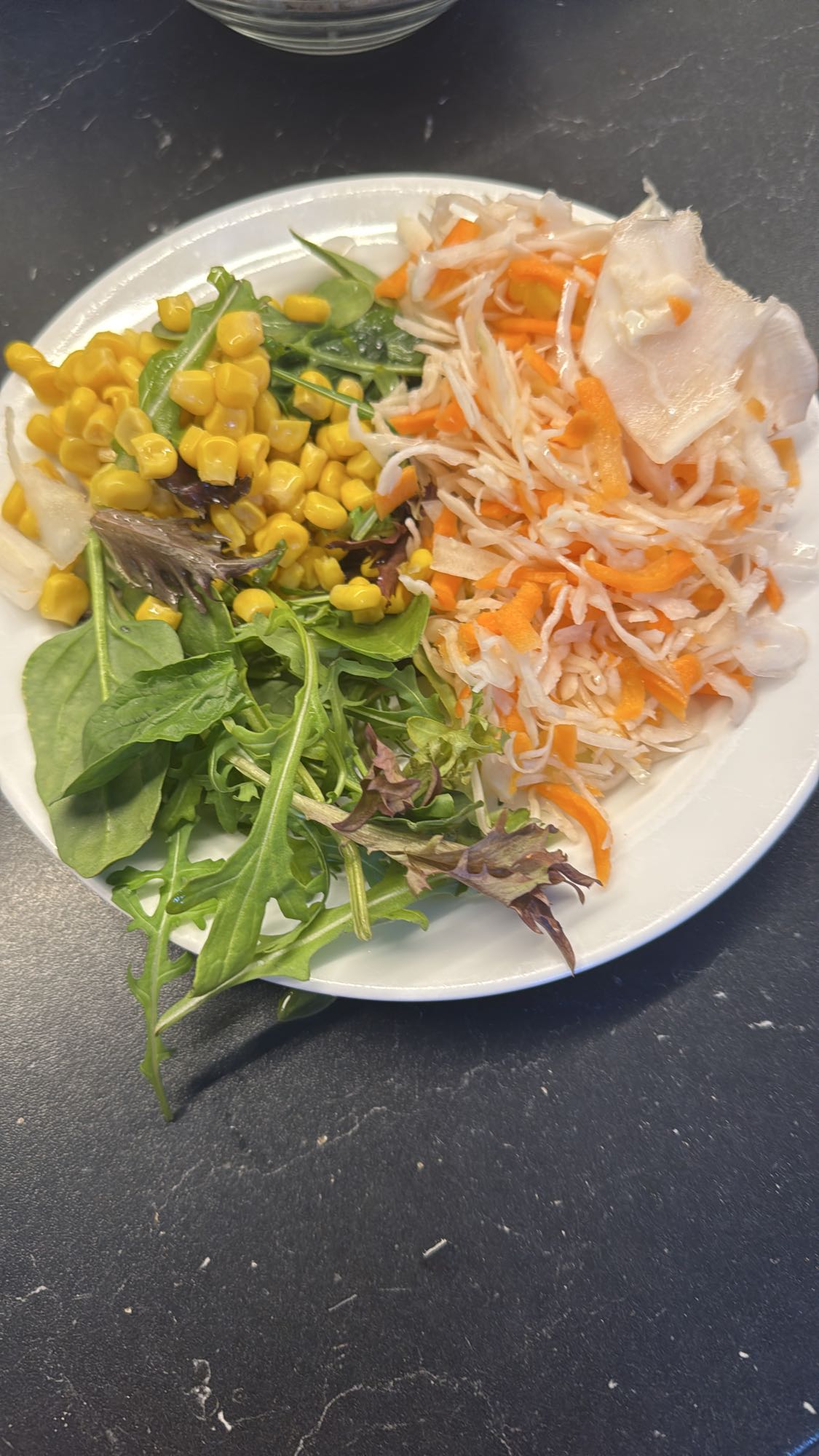 Grönsallad med majs och kål