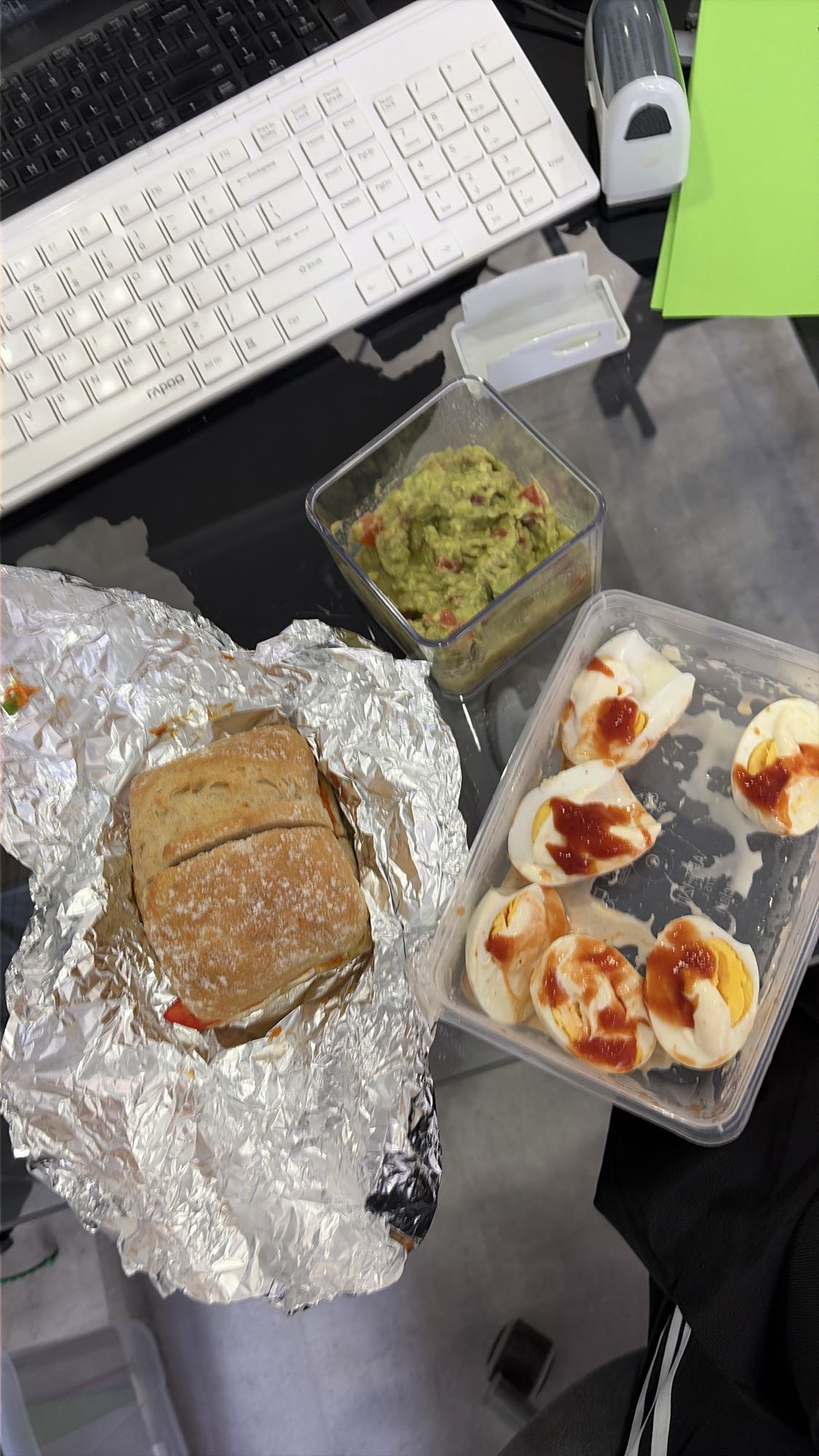 Kanapka, jajka, guacamole