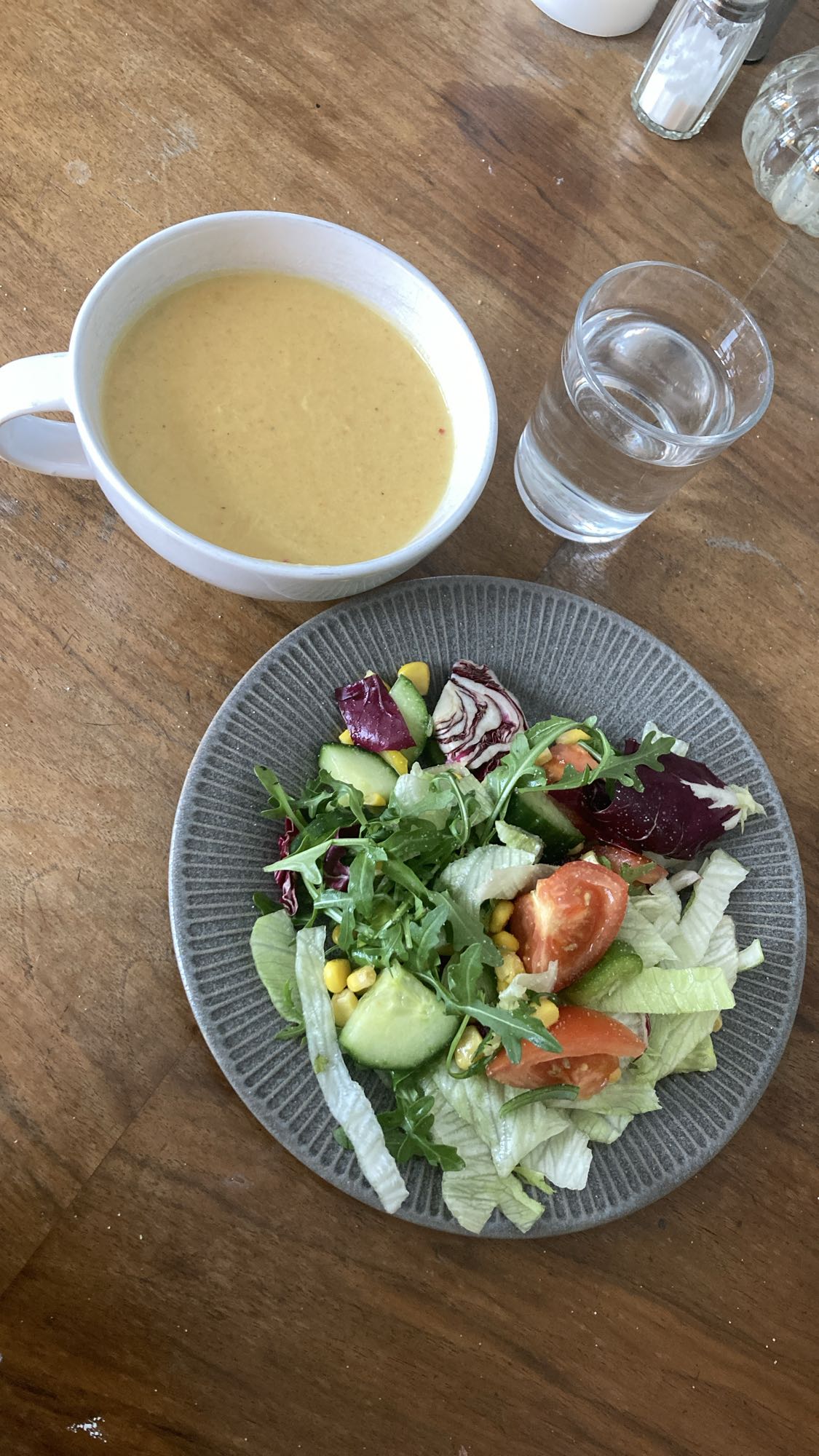 Sallad och grönsakssoppa