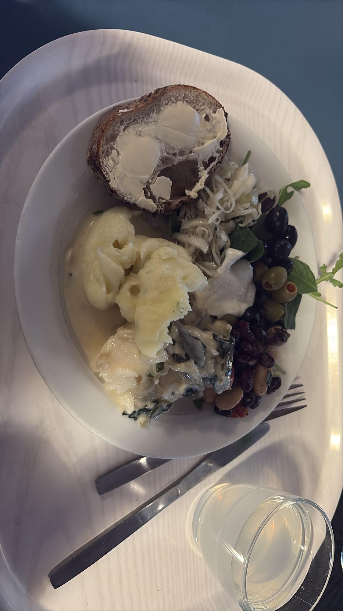 Vegetarisk lunch med bröd