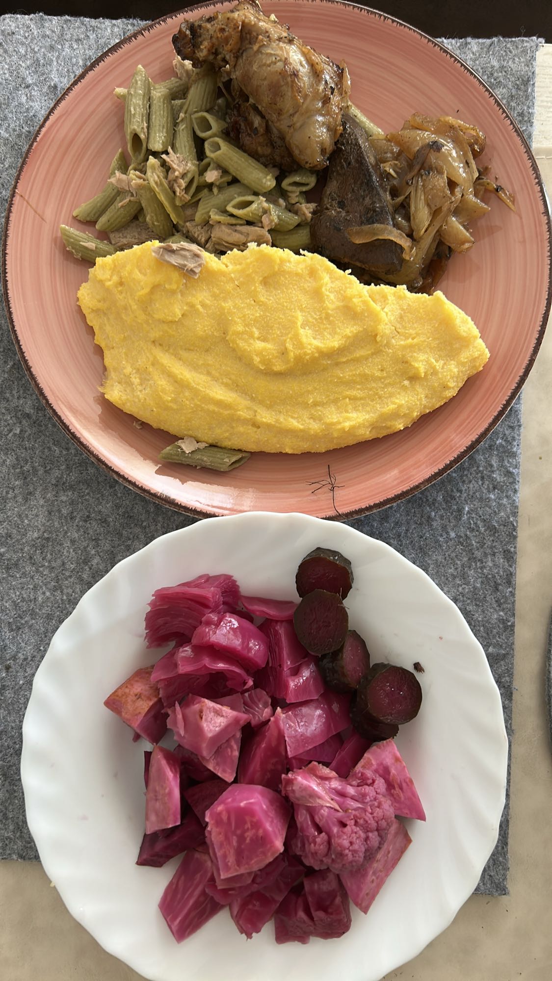 Pollo, polenta y encurtidos