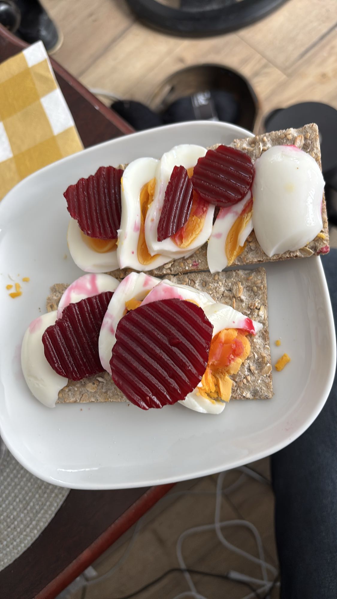 Knekkebrød med egg og rødbeter