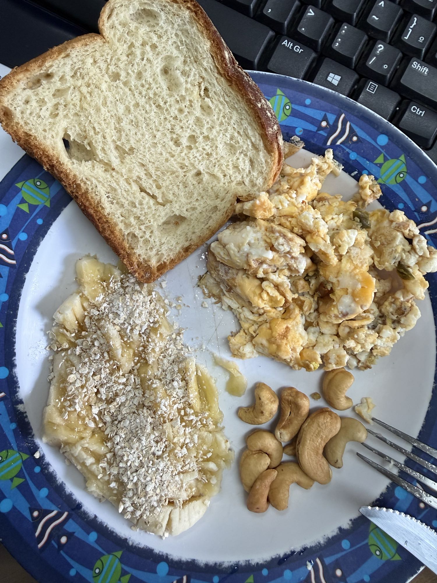 Café com ovos e banana