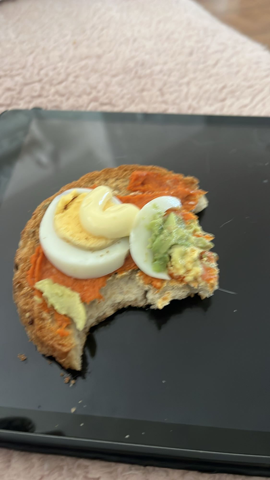 Toast met ei en avocado
