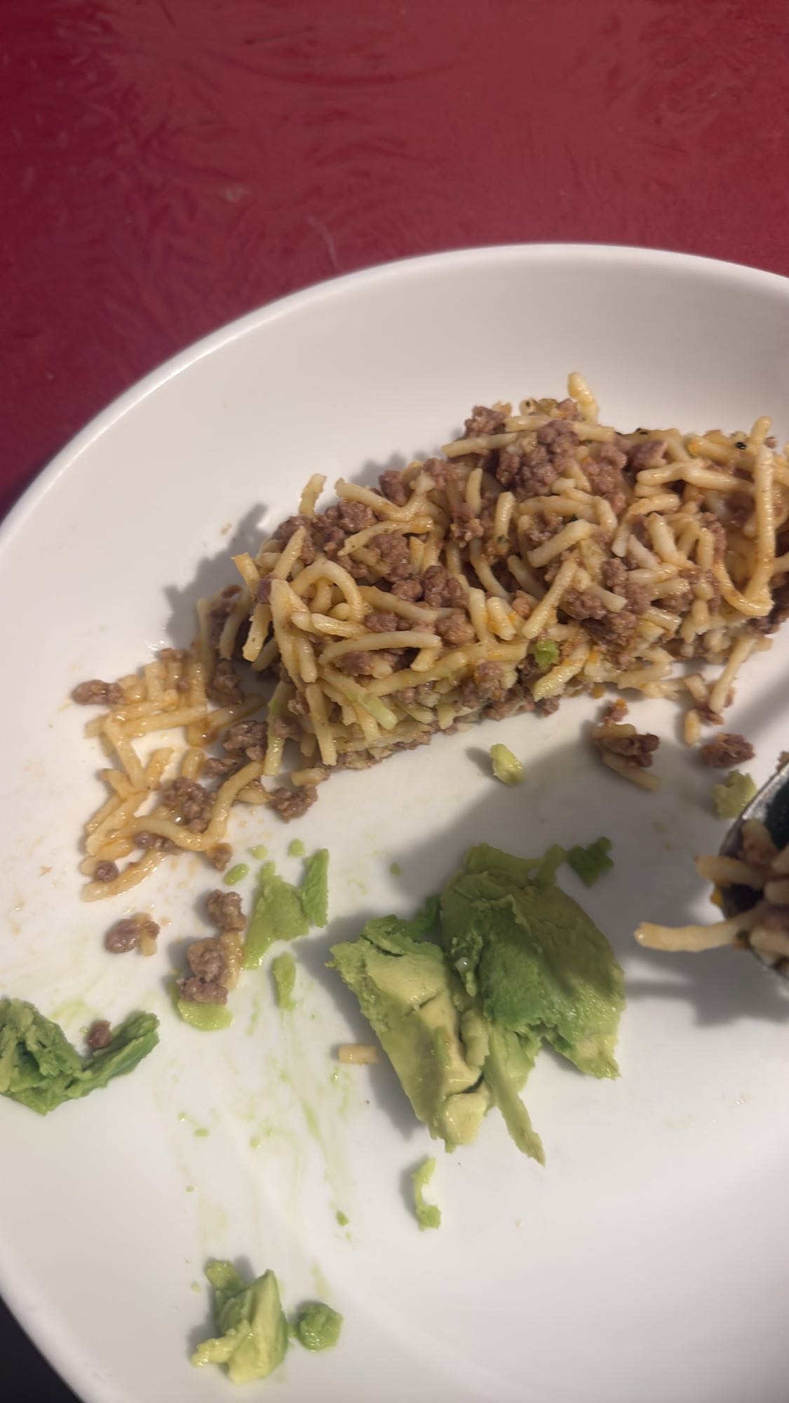 fideos con carne y aguacate