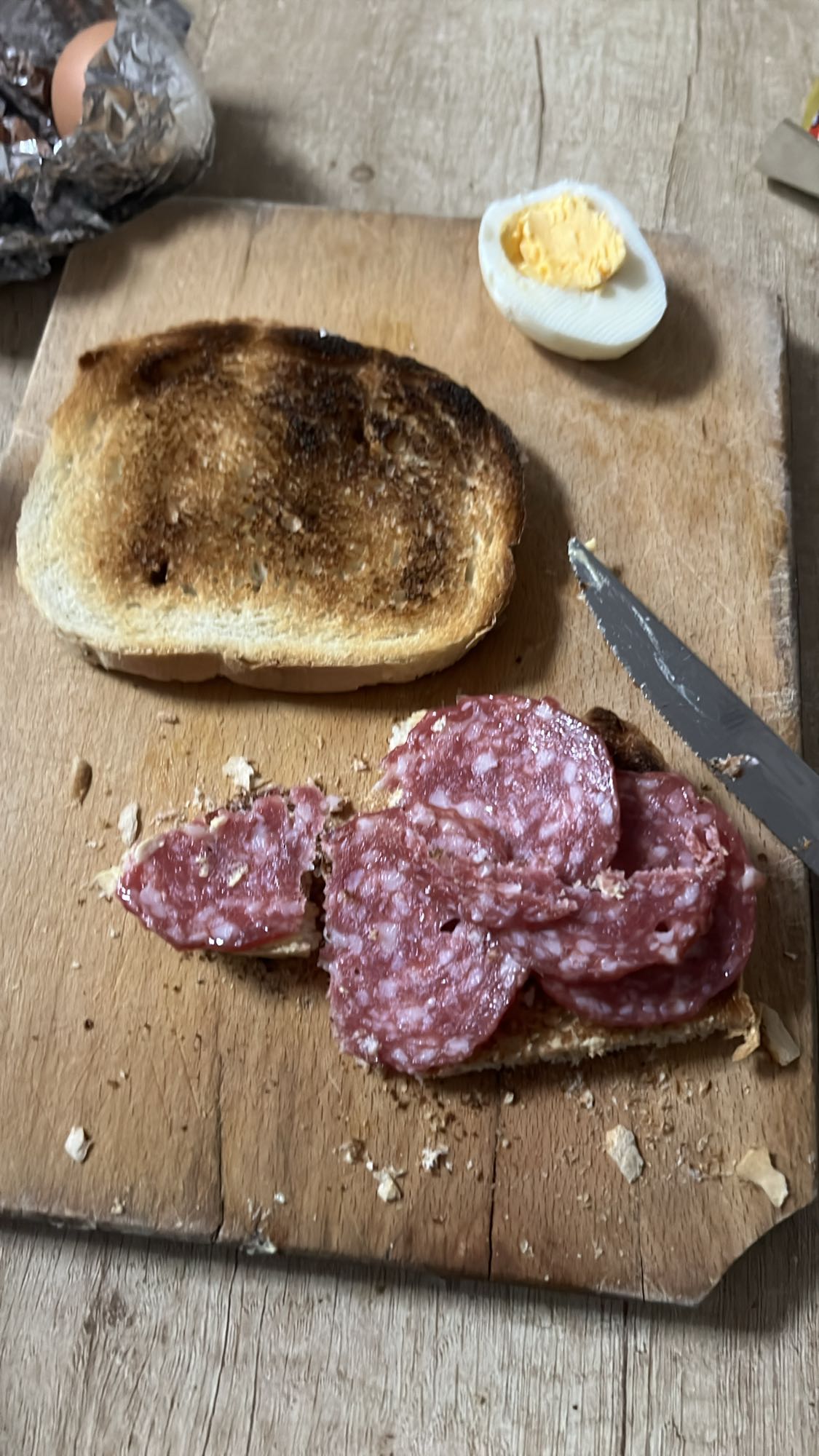 Sandviș cu salam și ou