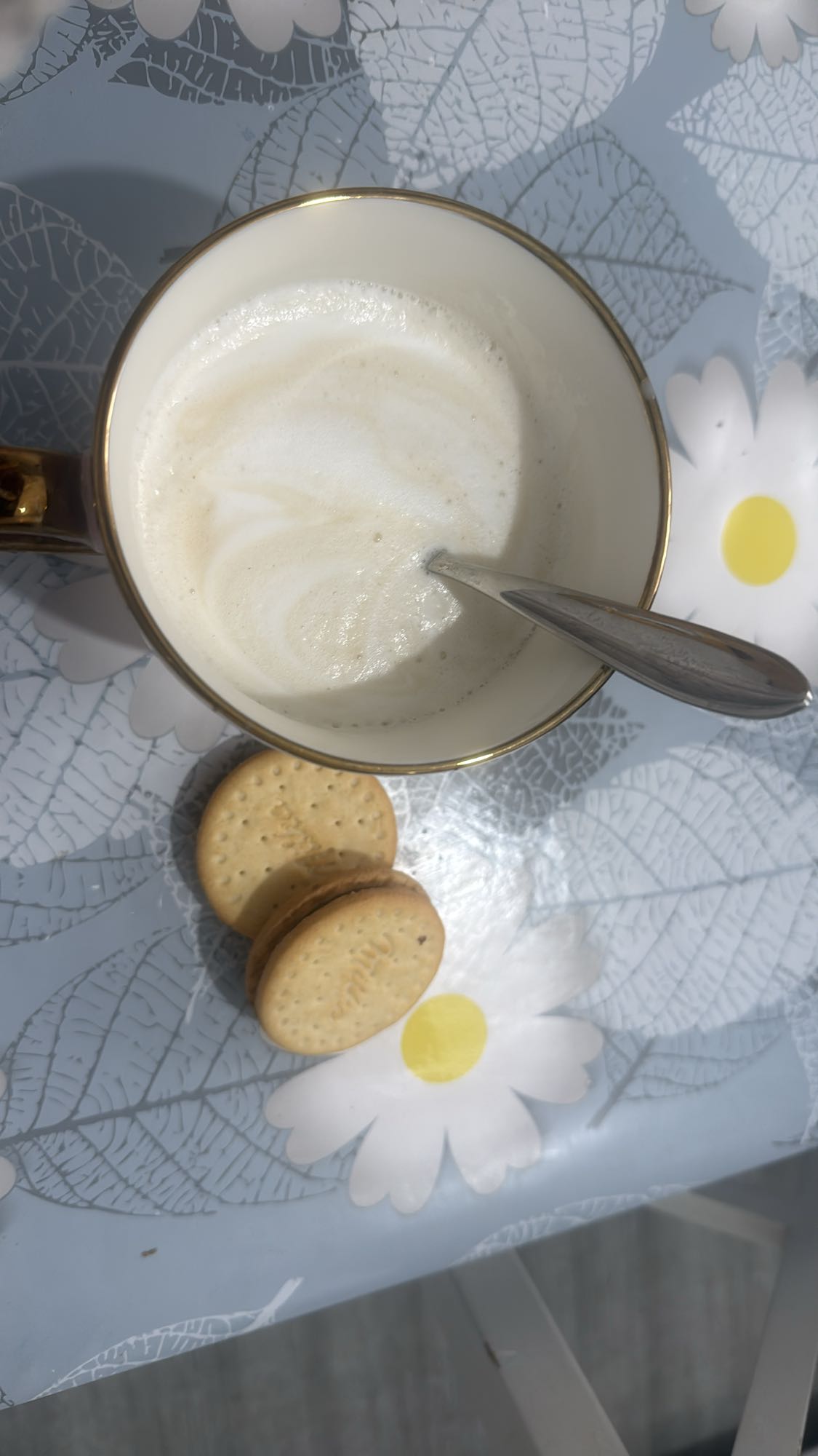 Cafea cu lapte si biscuiti