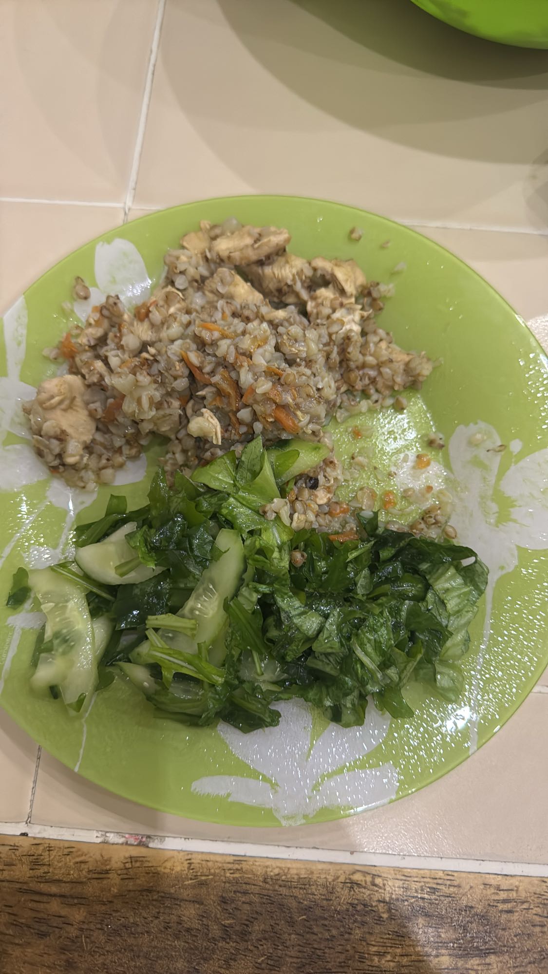 гречка с курицей и салатом