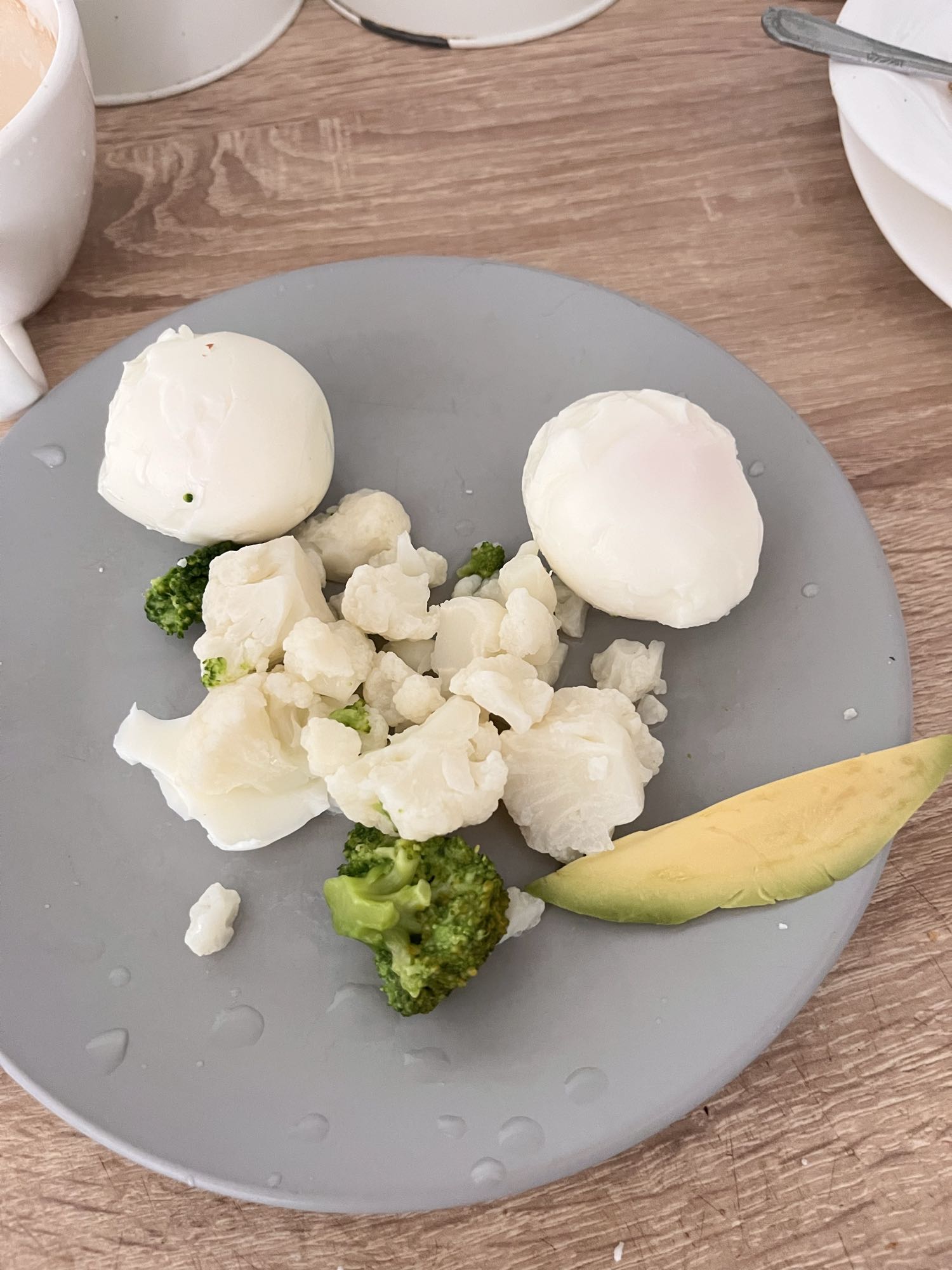 Яйца с овощами и авокадо