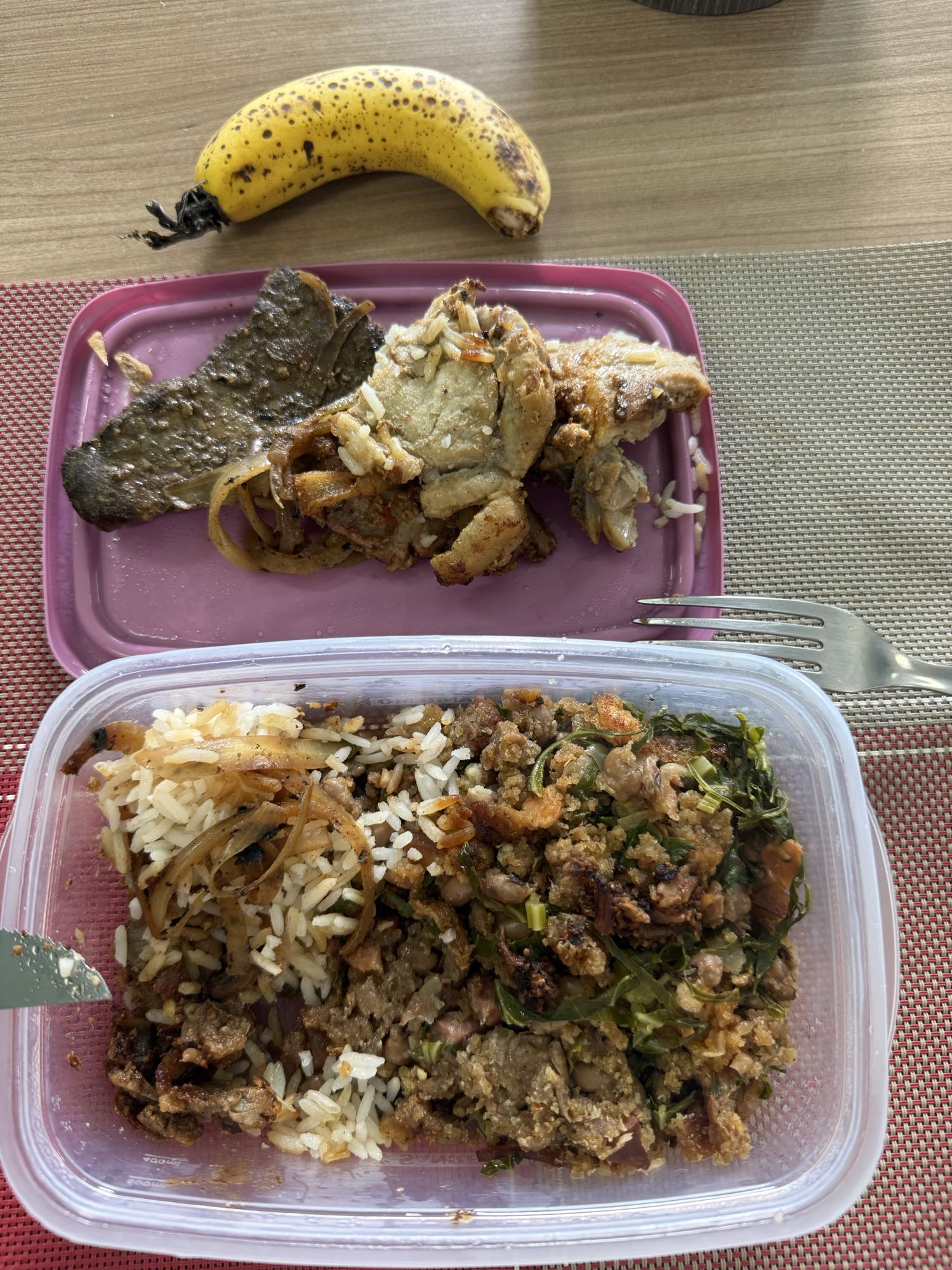 Almoço brasileiro com banana