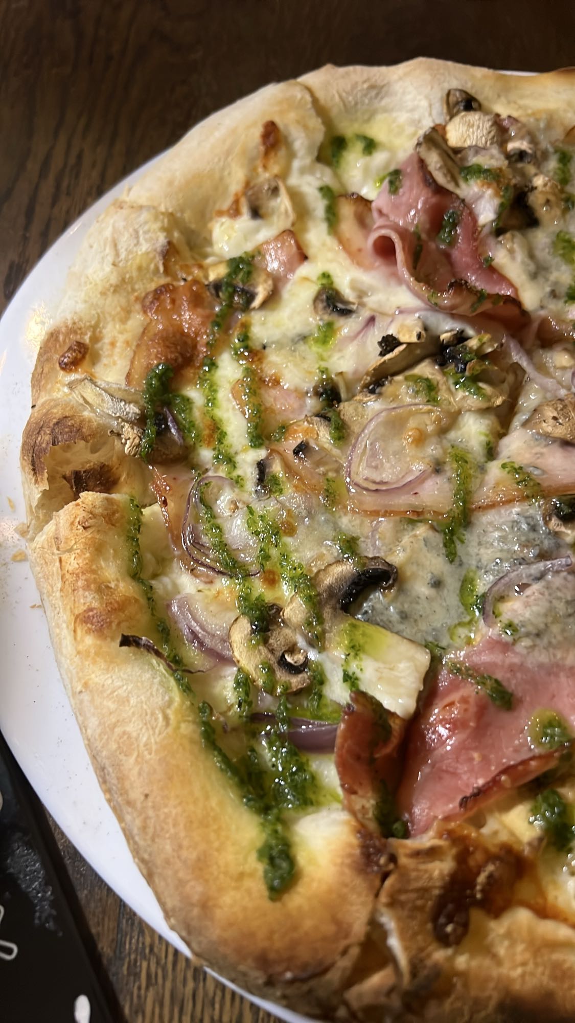 Pizza cu șuncă și ciuperci