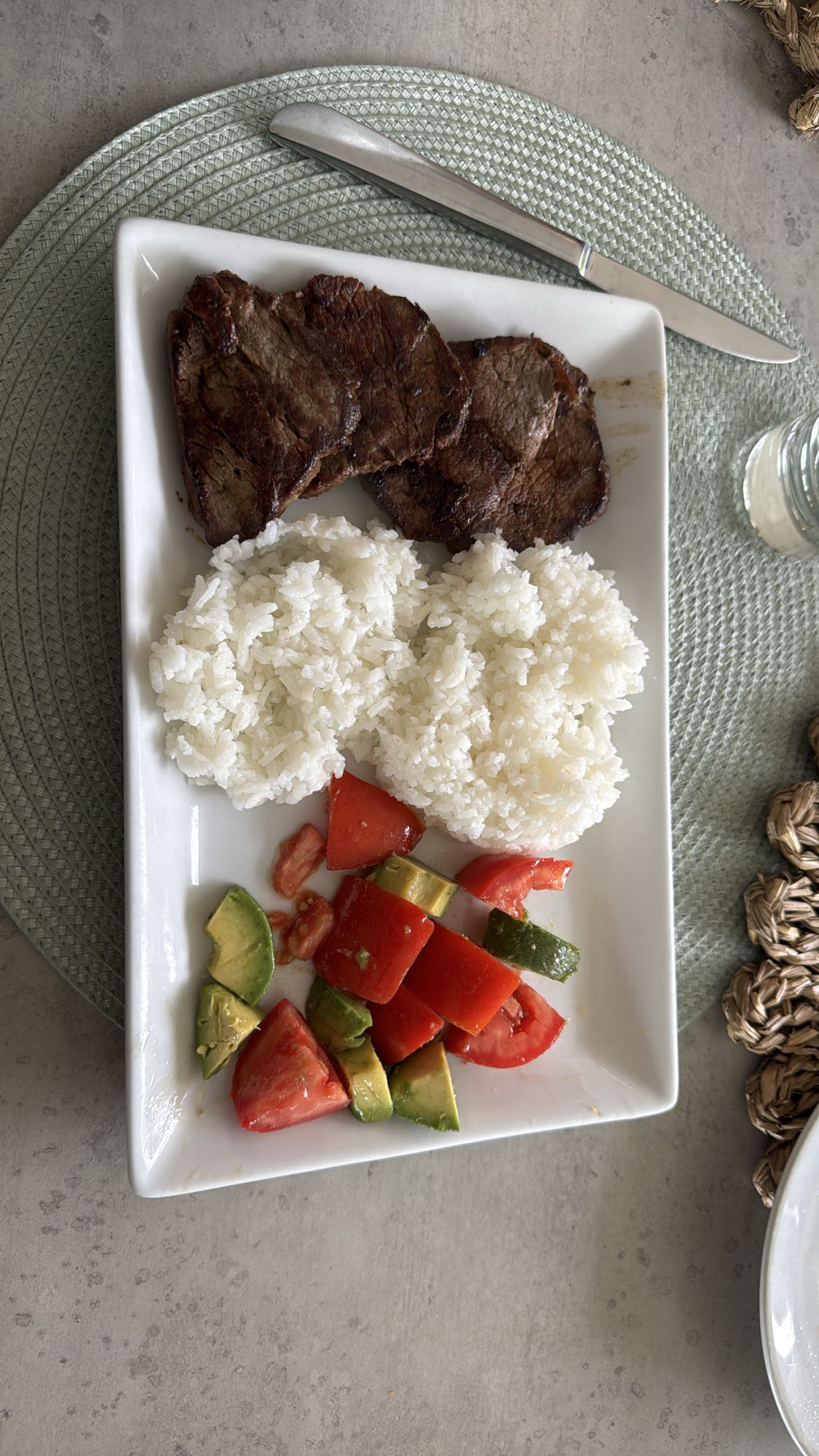 Carne con arroz y ensalada