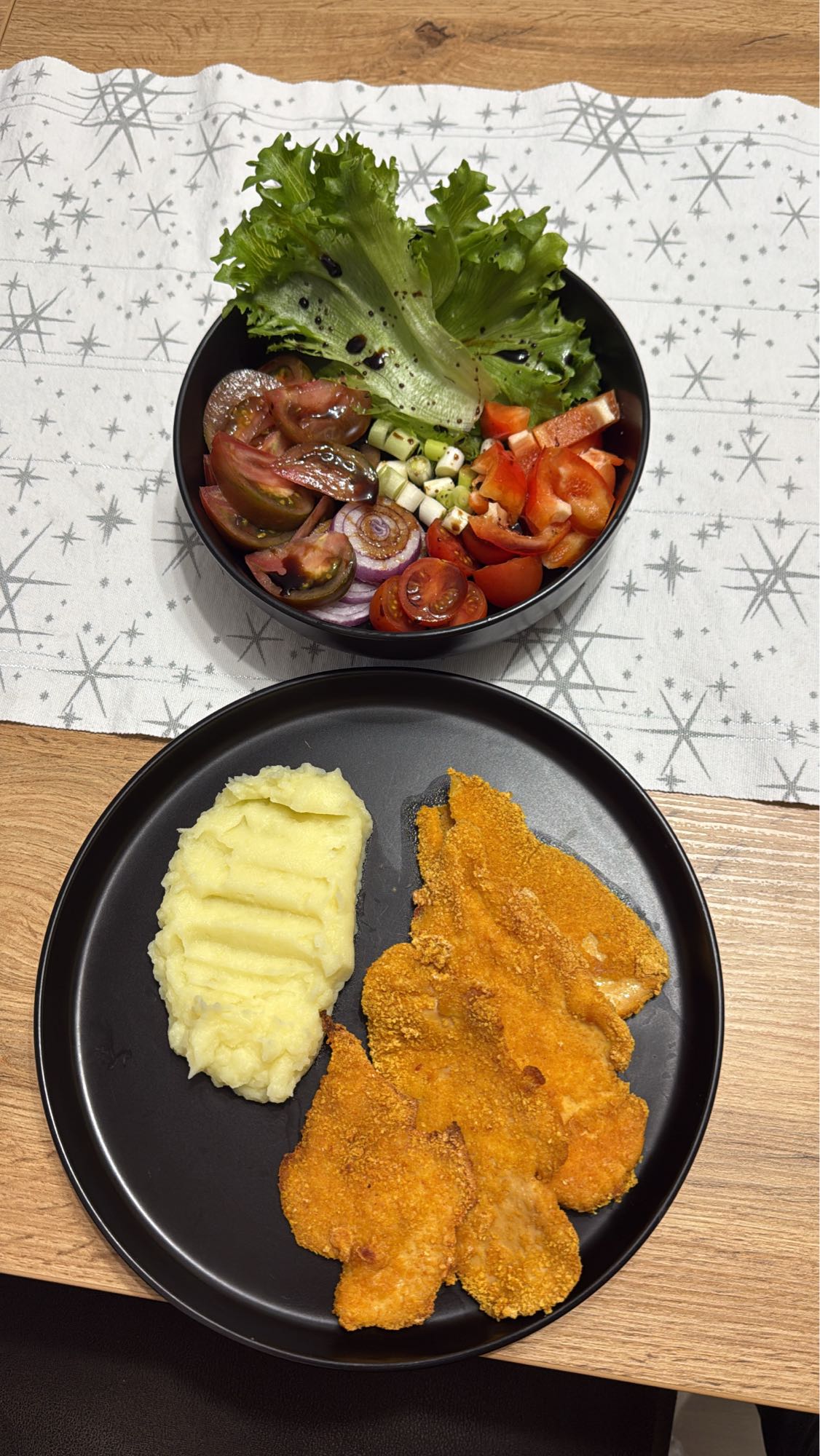 Șnițel cu piure și salată