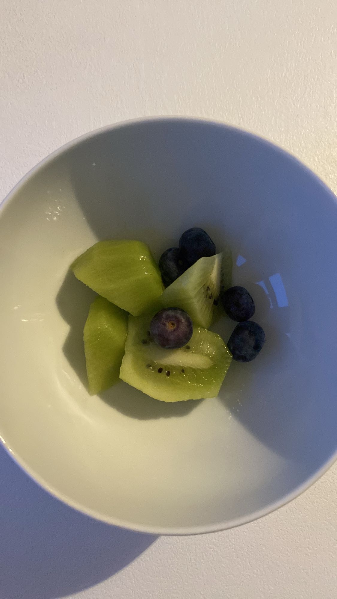 Kiwi og blåbær skål