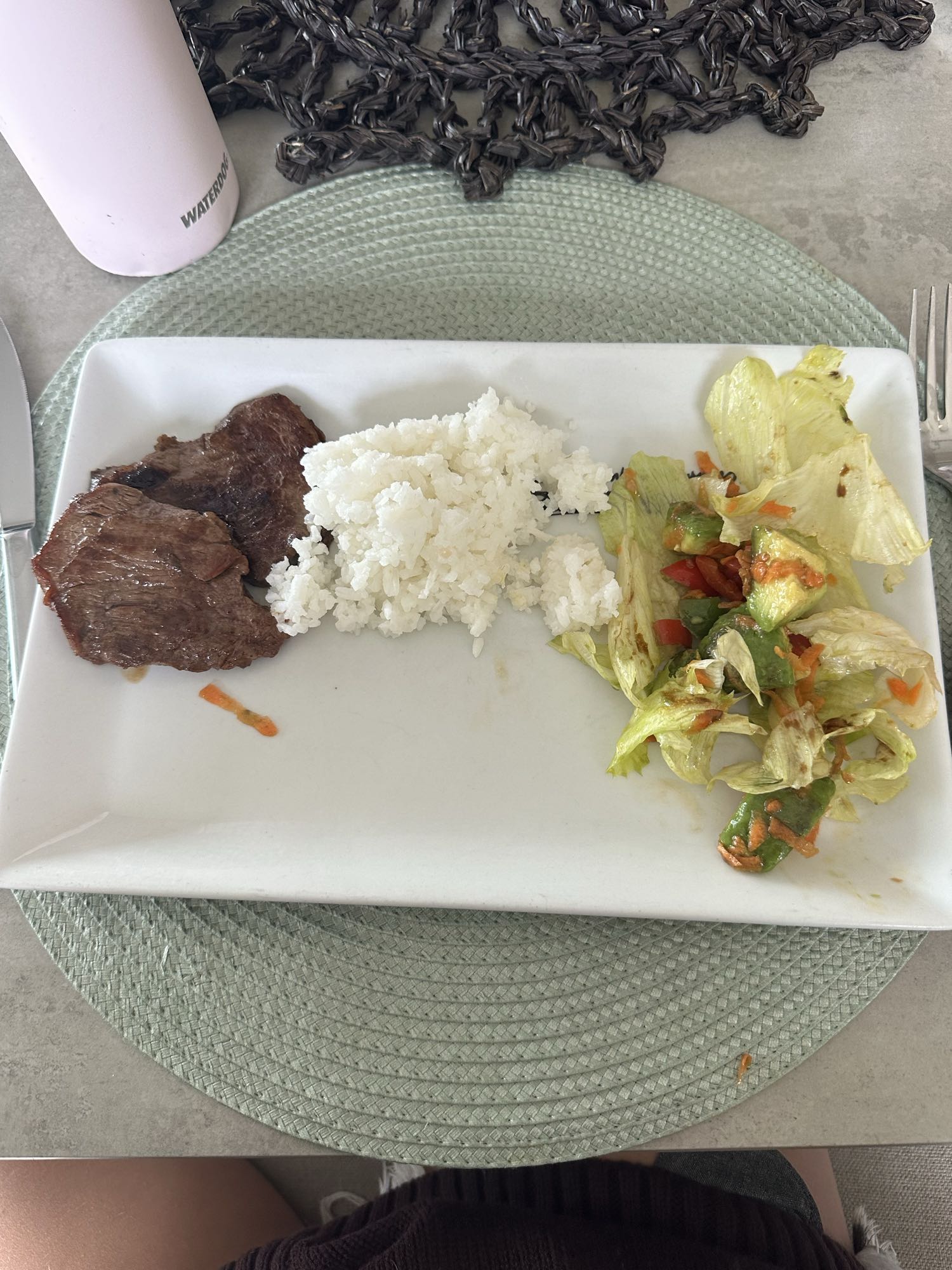 Carne con arroz y ensalada
