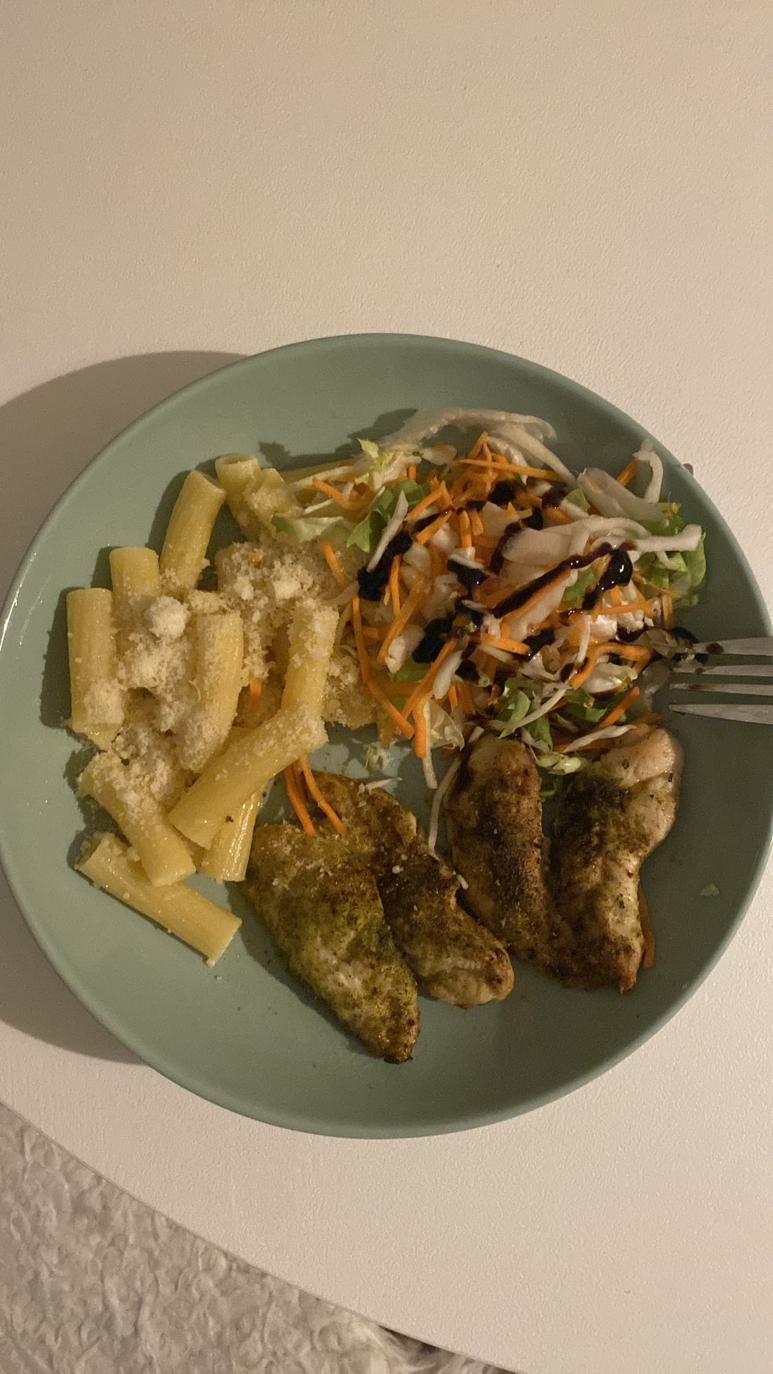 Kylling, pasta og salat