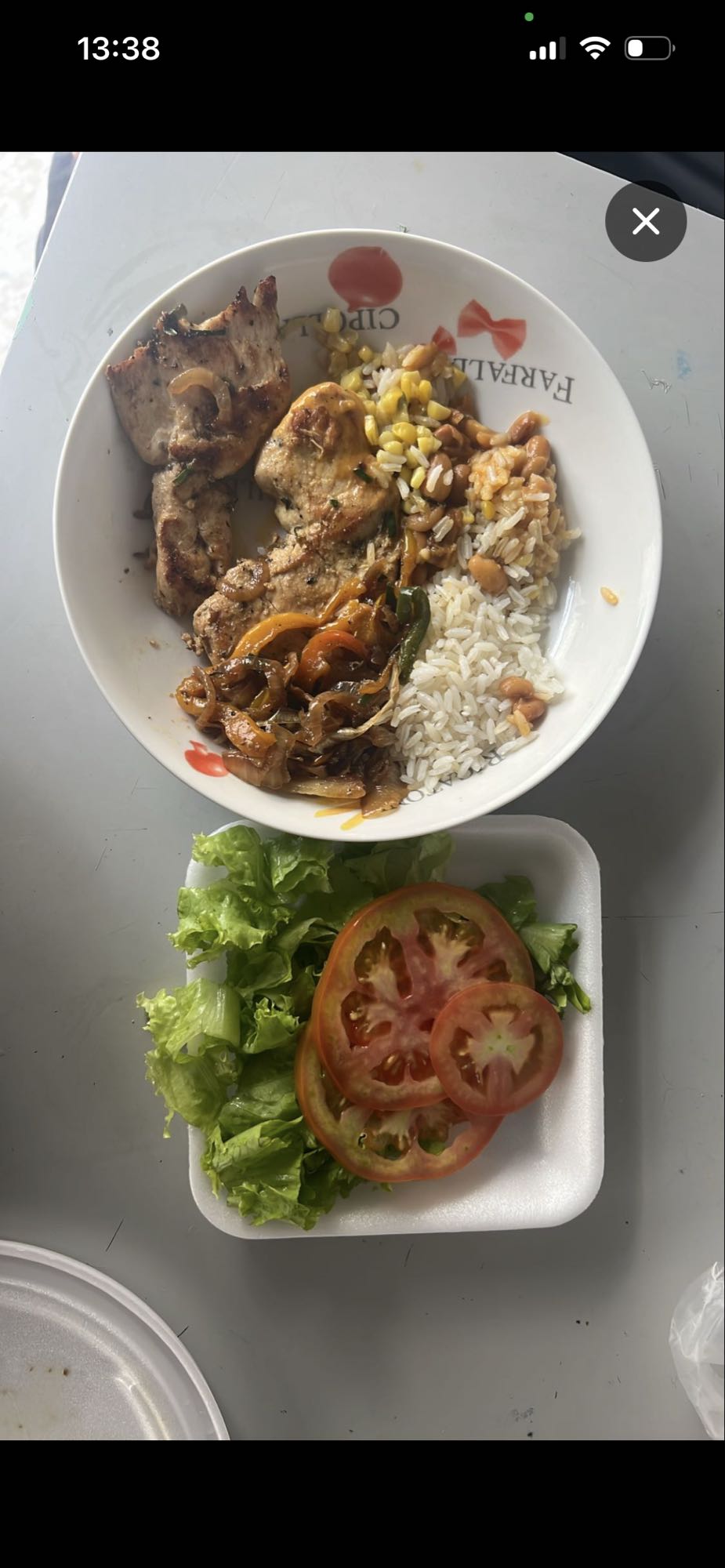 Frango grelhado com arroz e salada