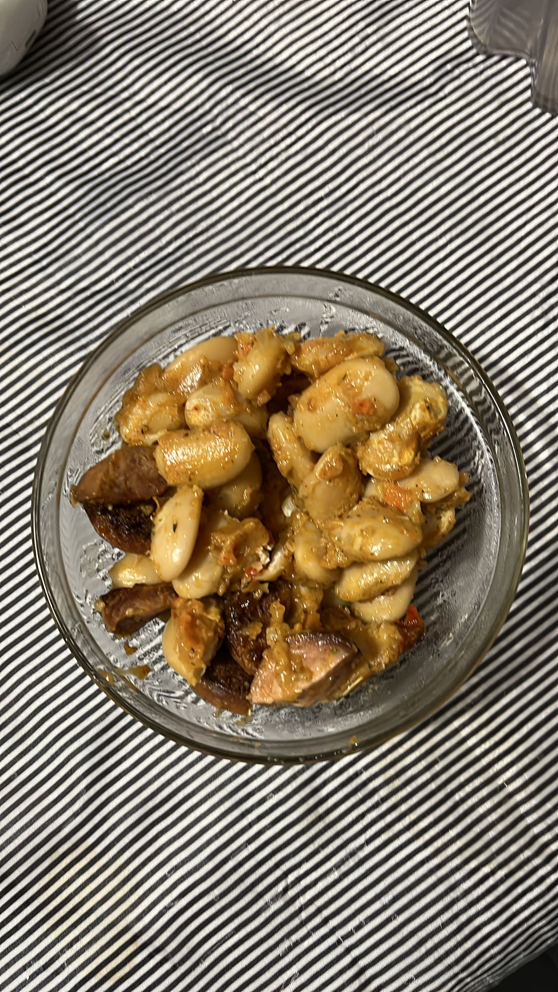 Бобена яхния с наденица