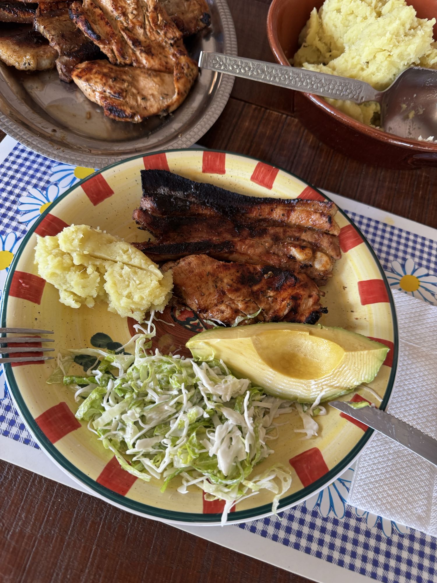 Cerdo a la parrilla con ensalada