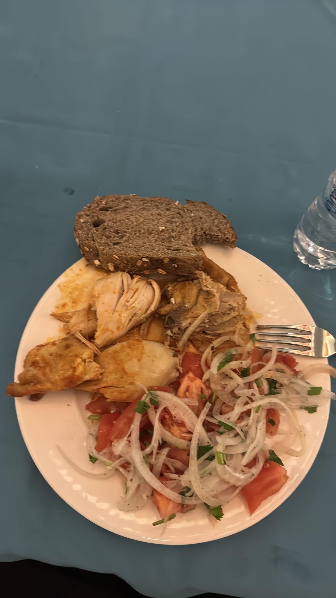 Курица с салатом и хлебом